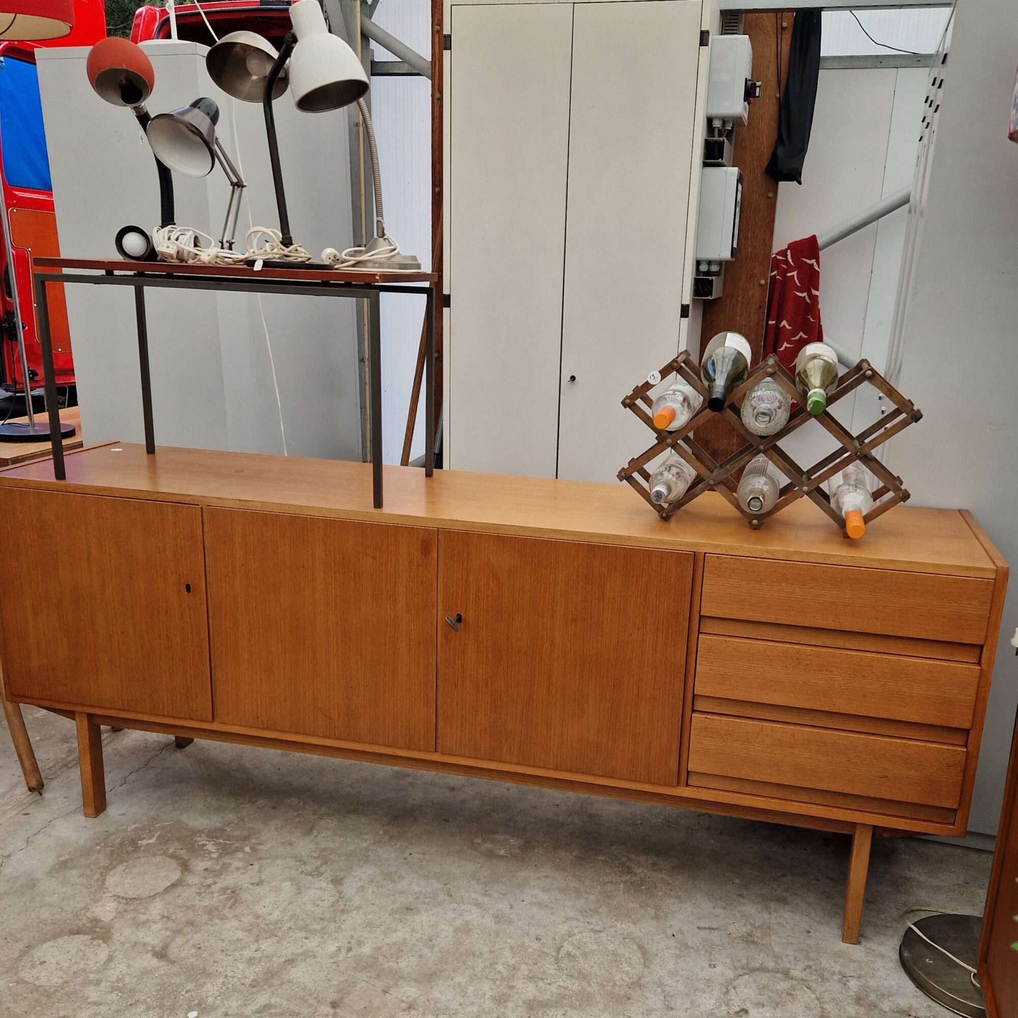 Vintage lichthouten dressoir 200cm met drie laden