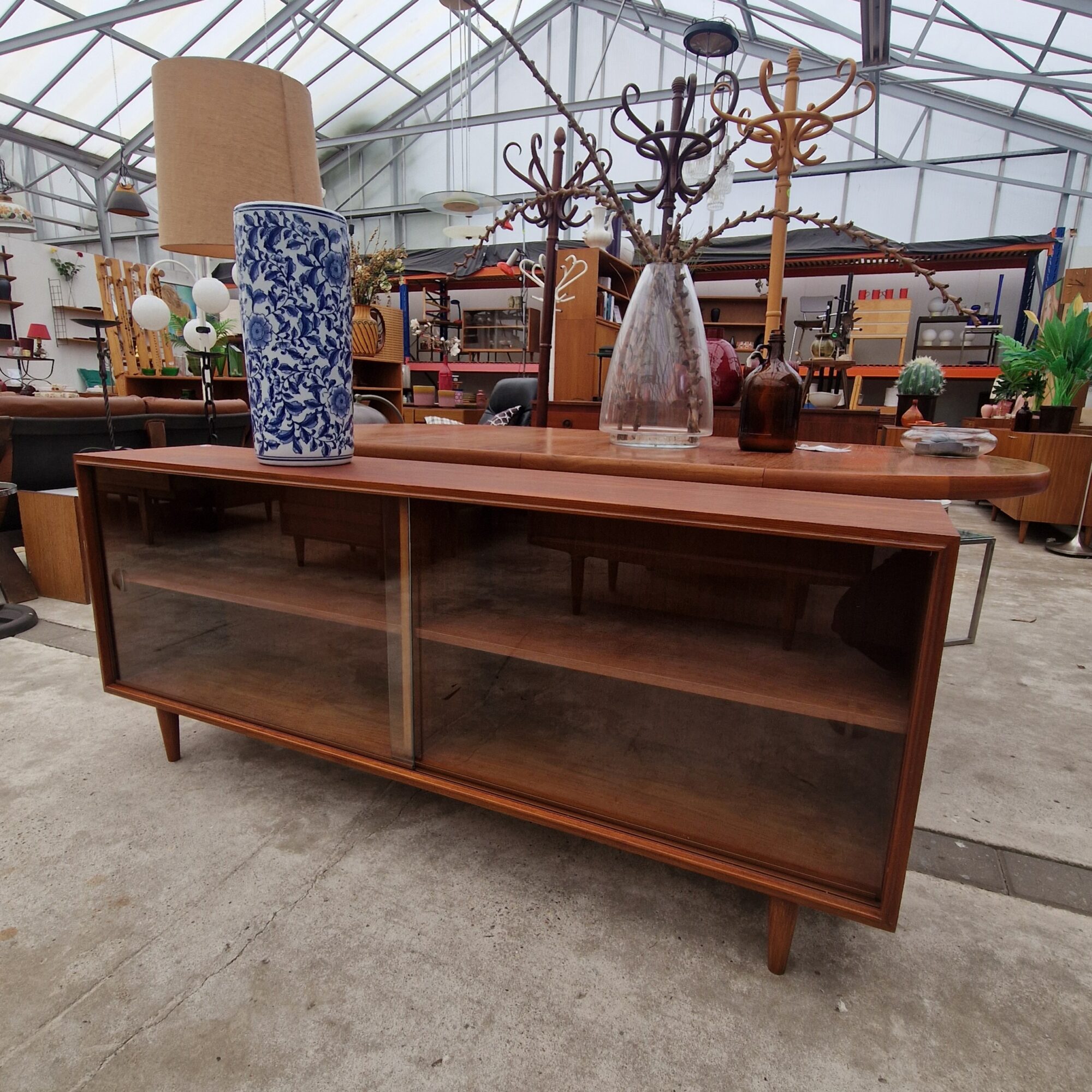 Vintage vitrinekast 160cm met mooie geslepen grepen