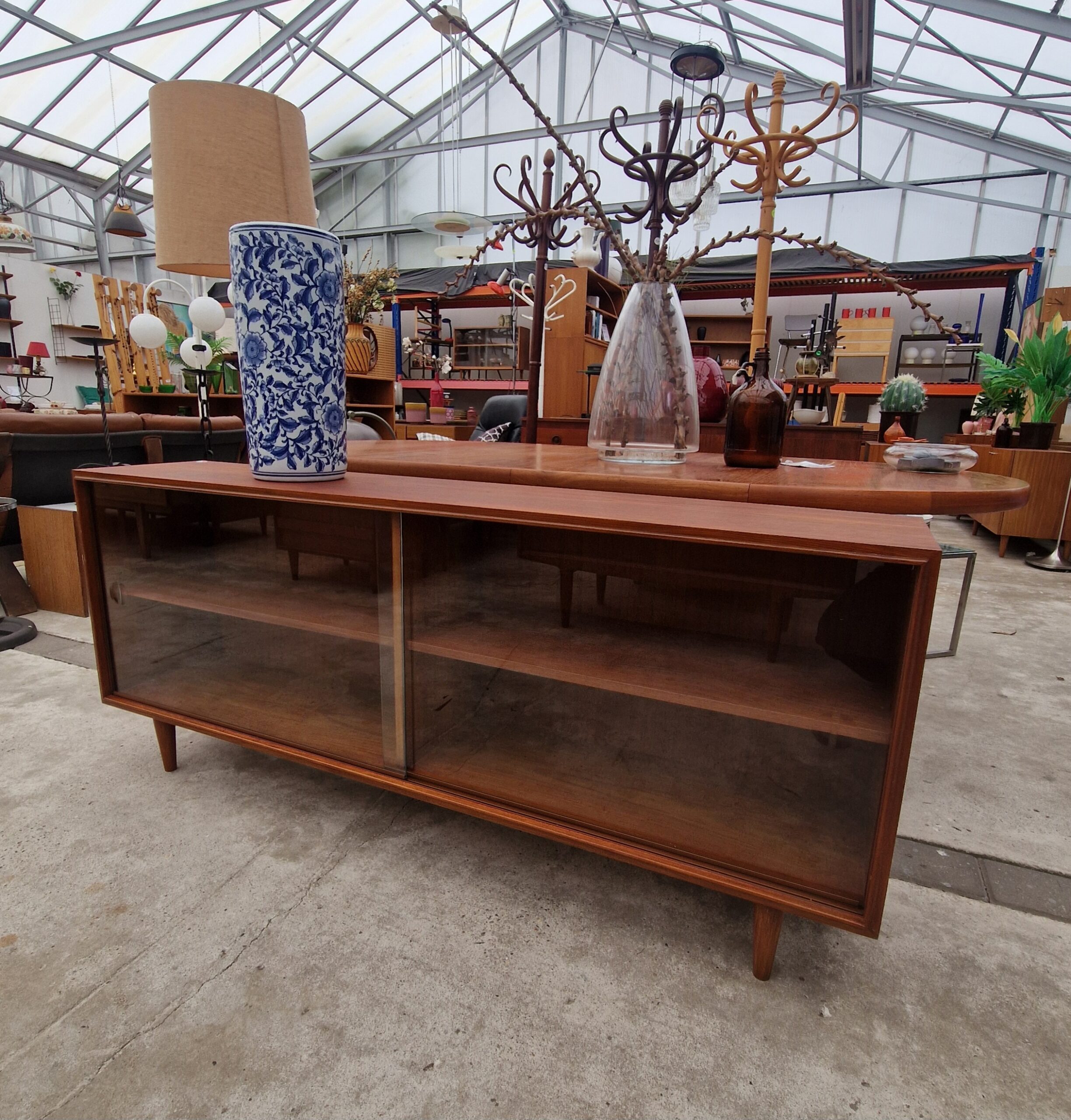 Vintage vitrinekast 160cm met mooie geslepen grepen