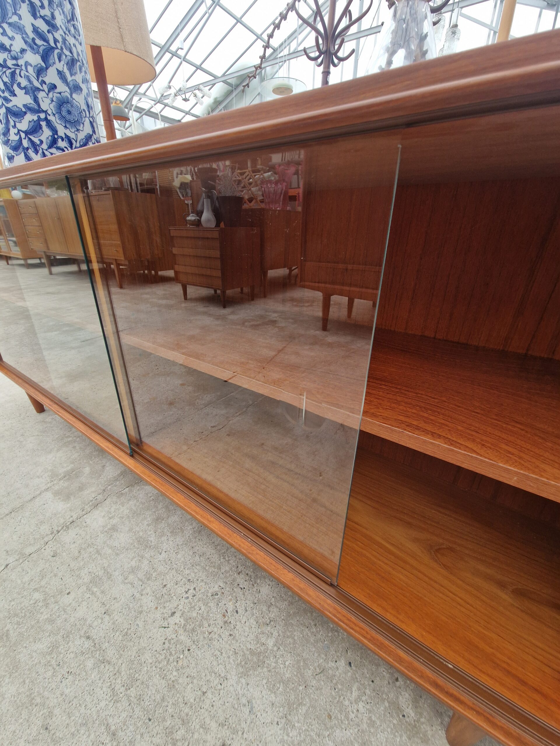 Vintage vitrinekast 160cm met mooie geslepen grepen - Afbeelding 5