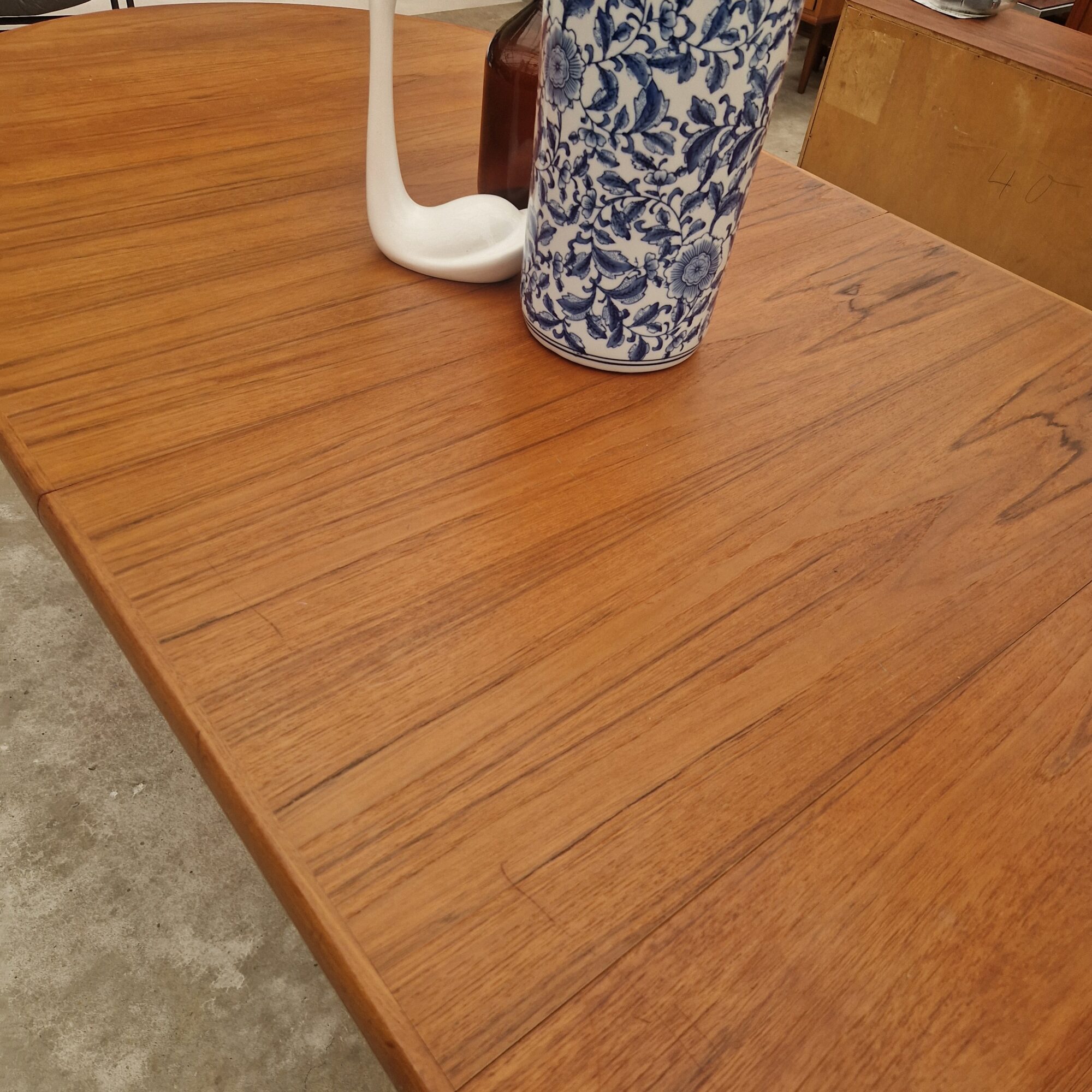 Vintage Deense ronde uitschuiftafel