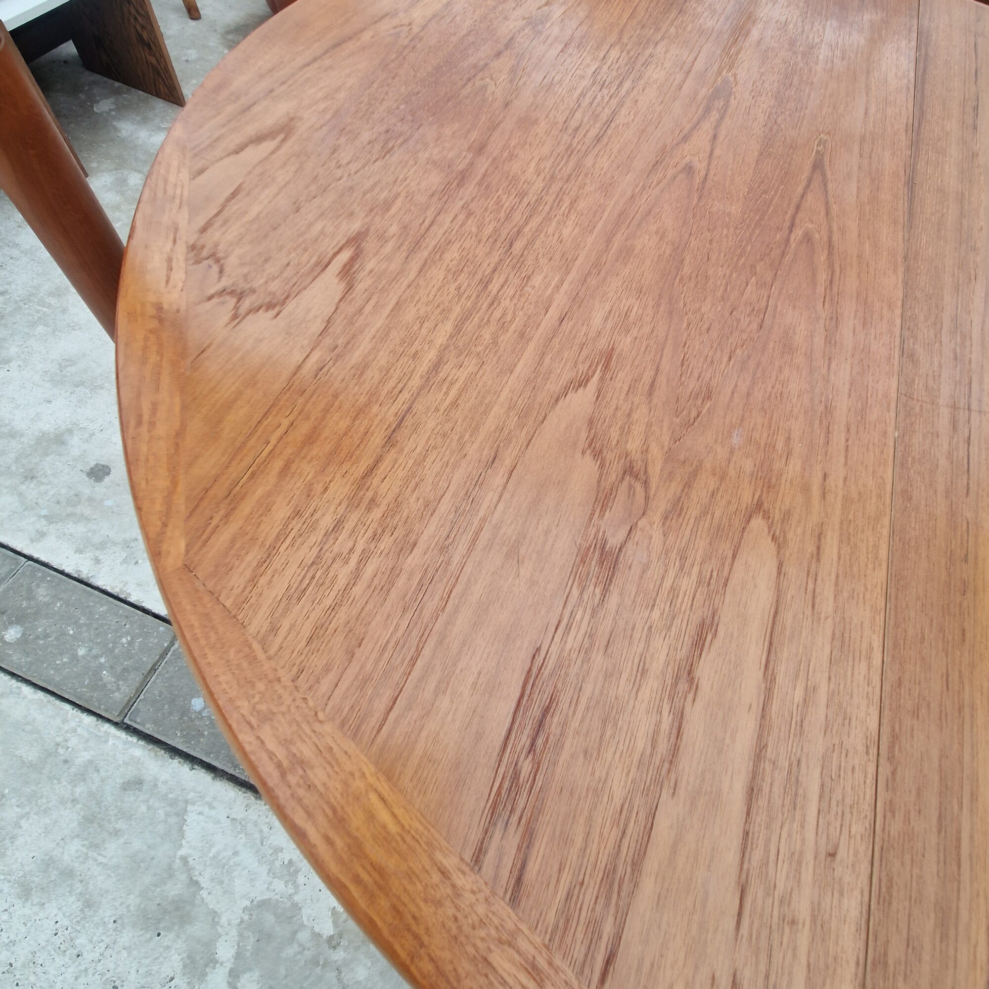 Vintage Deense ronde uitschuiftafel