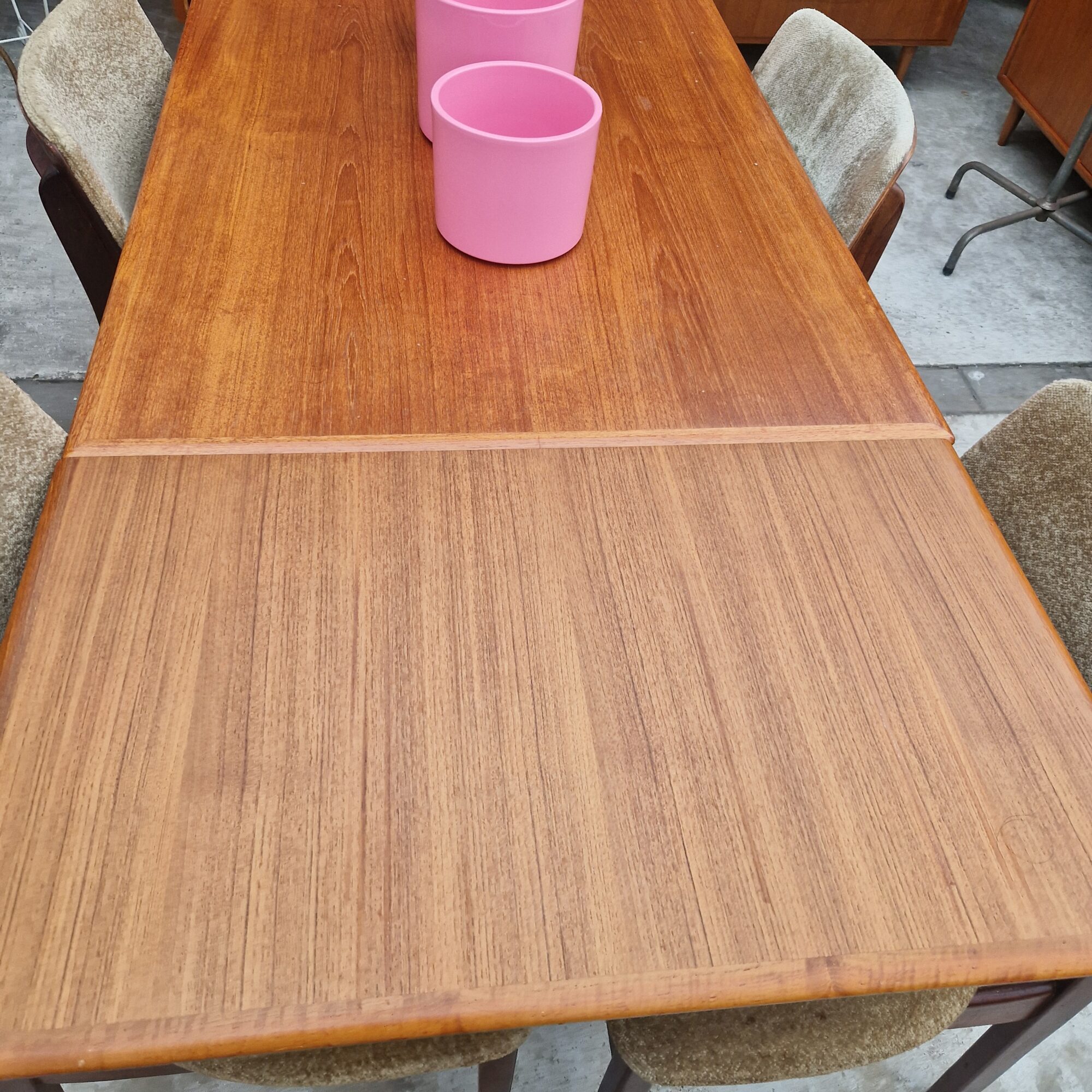 Vintage teakhouten uitschuiftafel