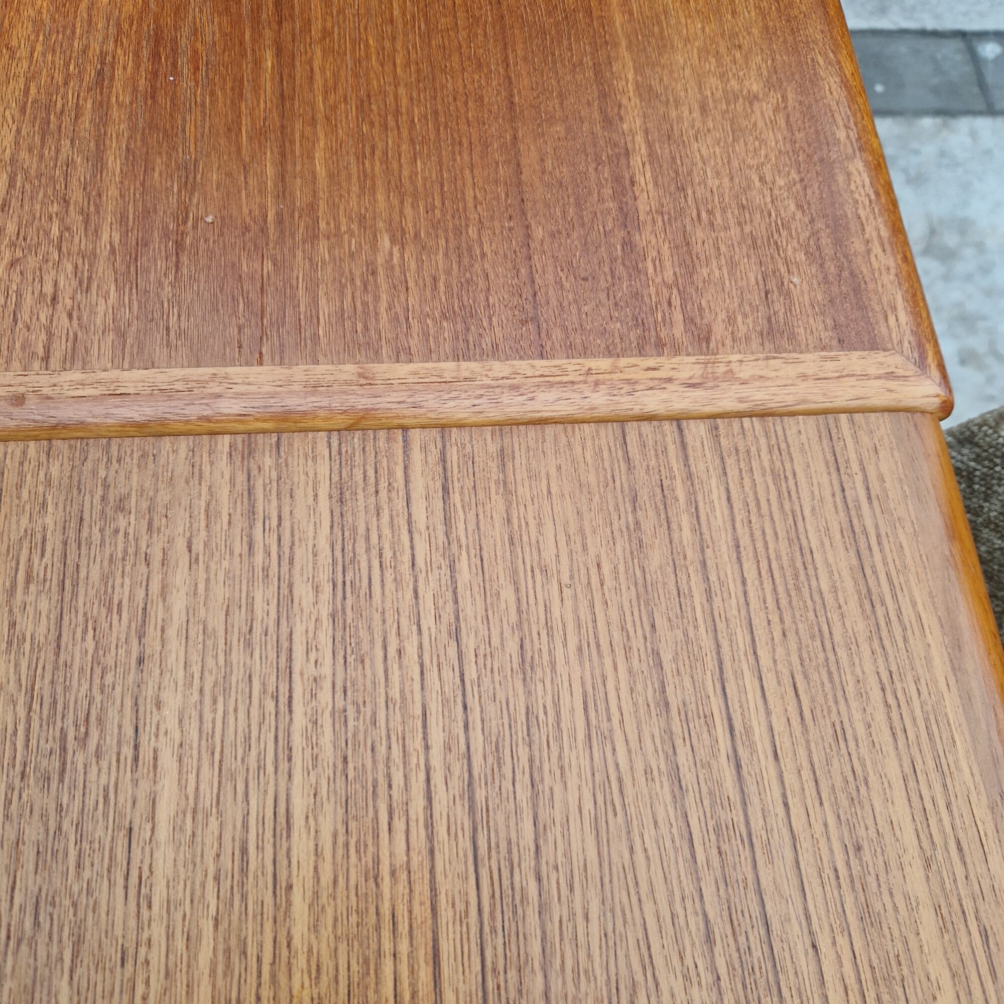 Vintage teakhouten uitschuiftafel