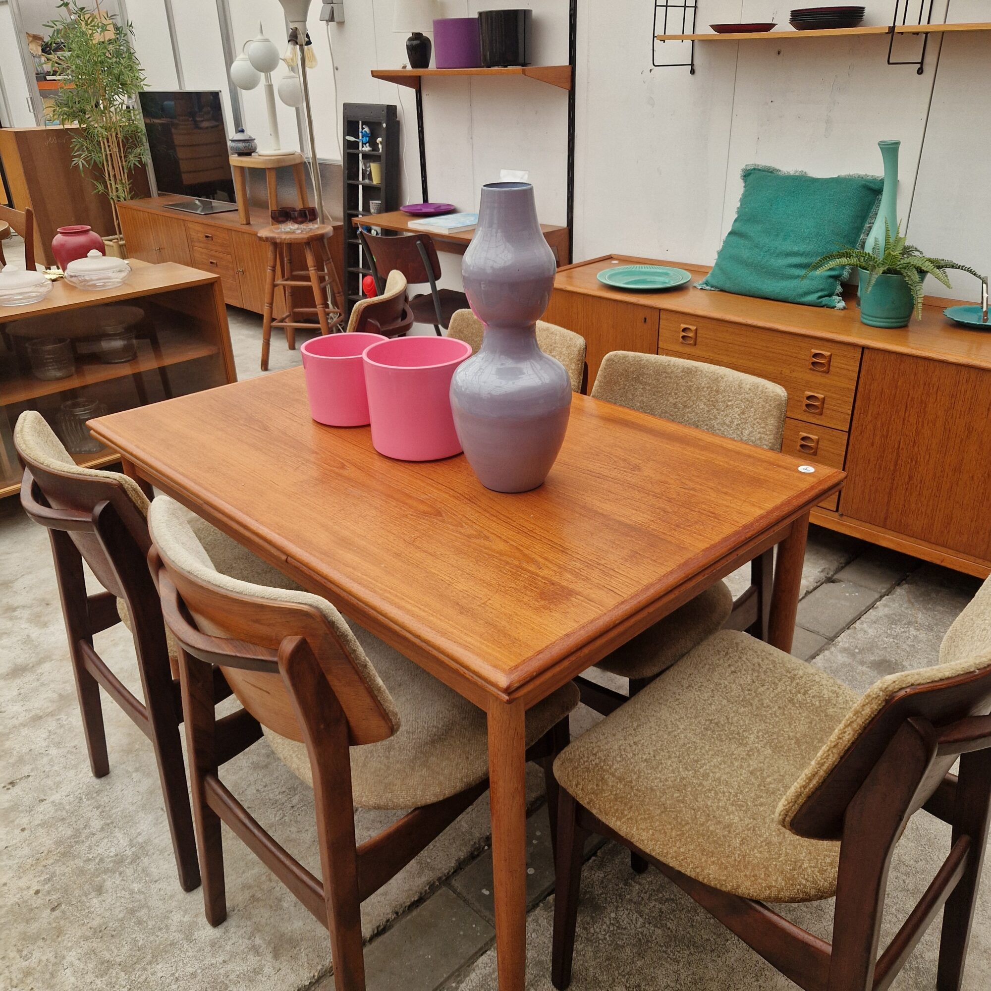 Vintage teakhouten uitschuiftafel