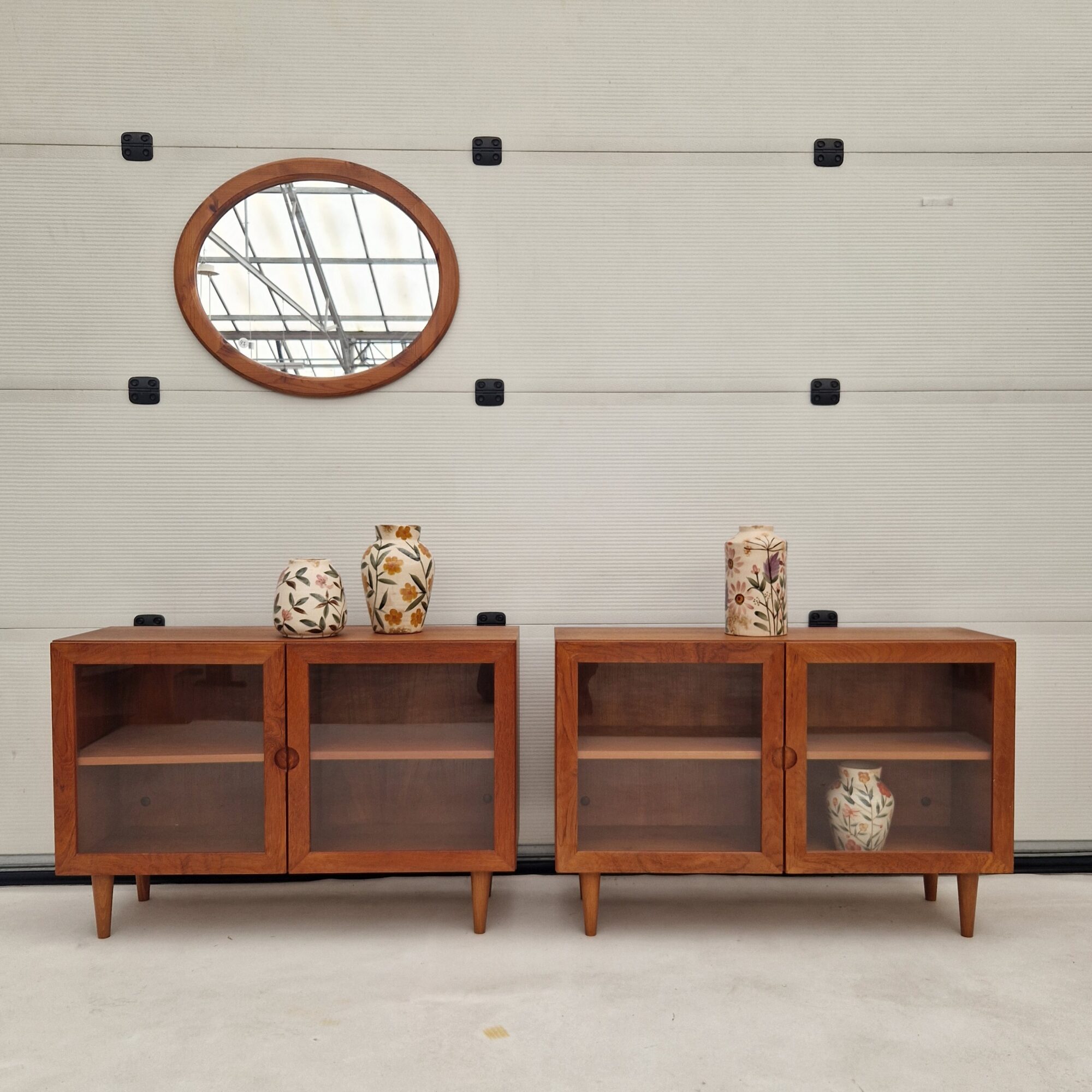 Twee vintage vitrine kastjes 100cm van Bramin Danish design