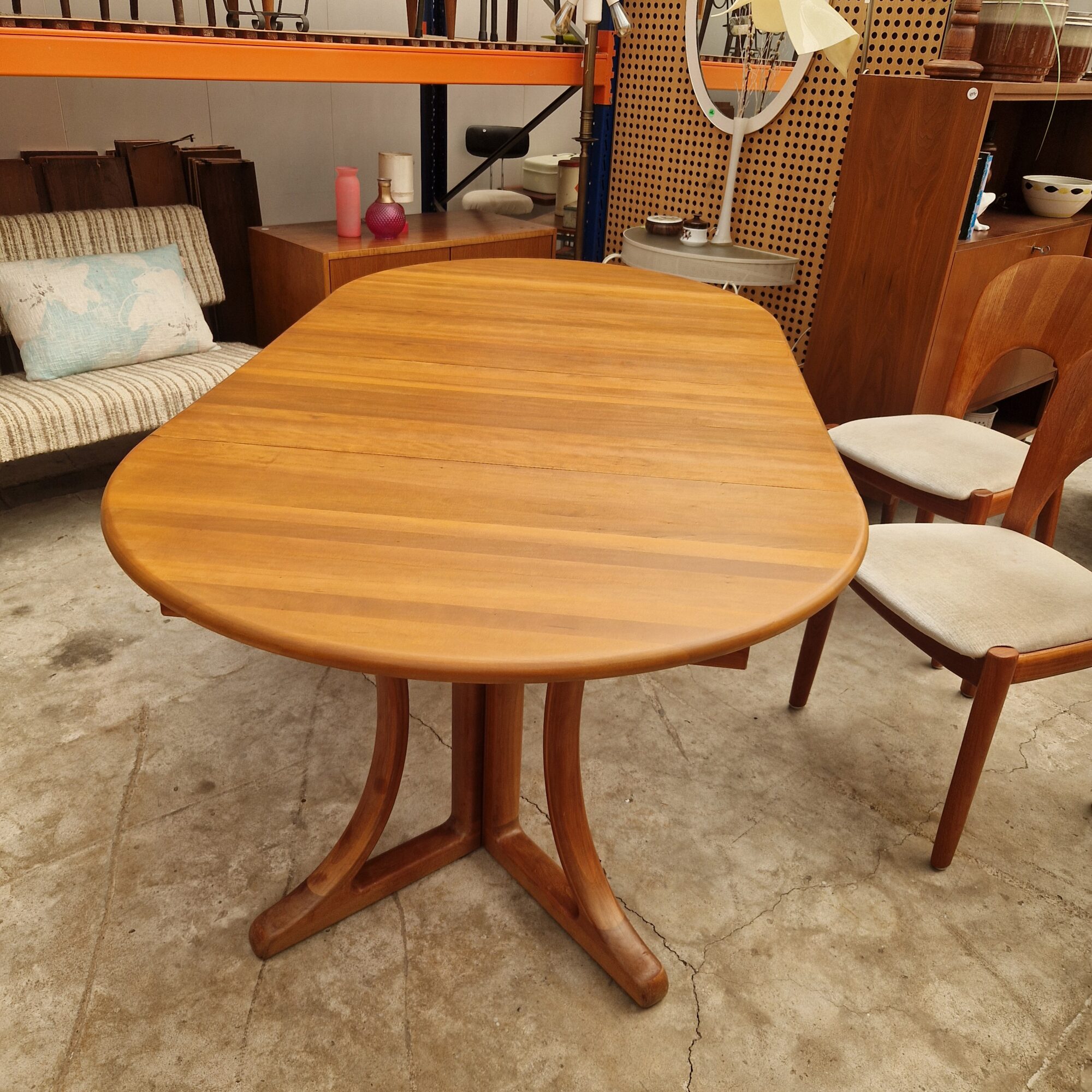 Ronde vintage uitschuiftafel