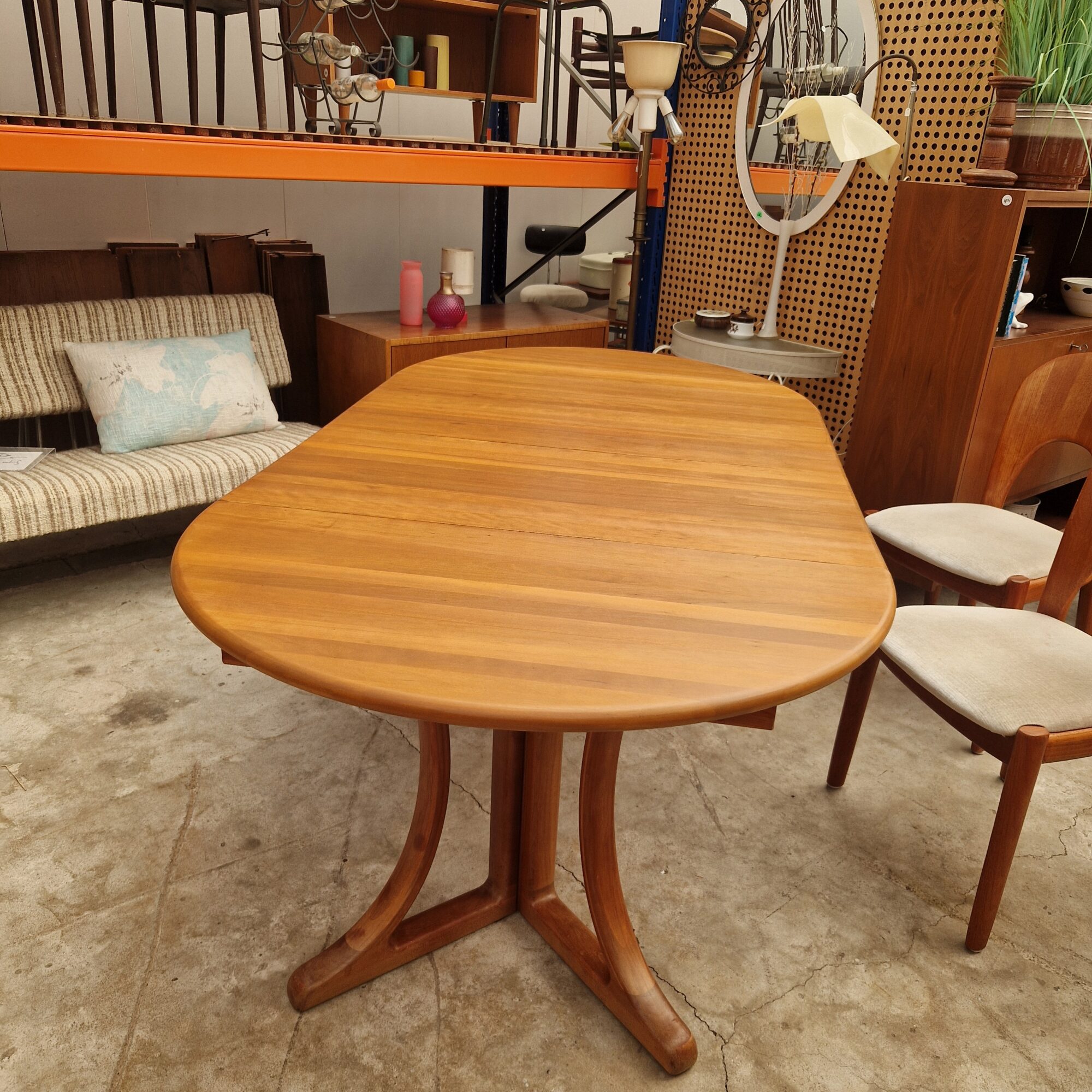 Ronde vintage uitschuiftafel