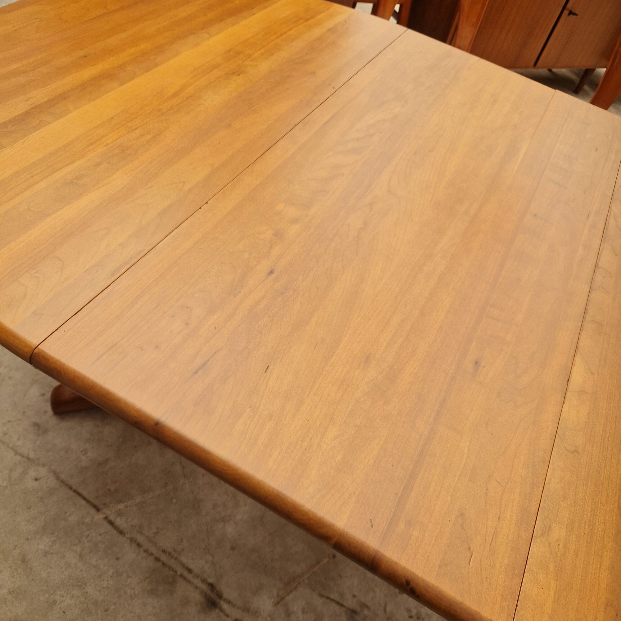 Ronde vintage uitschuiftafel