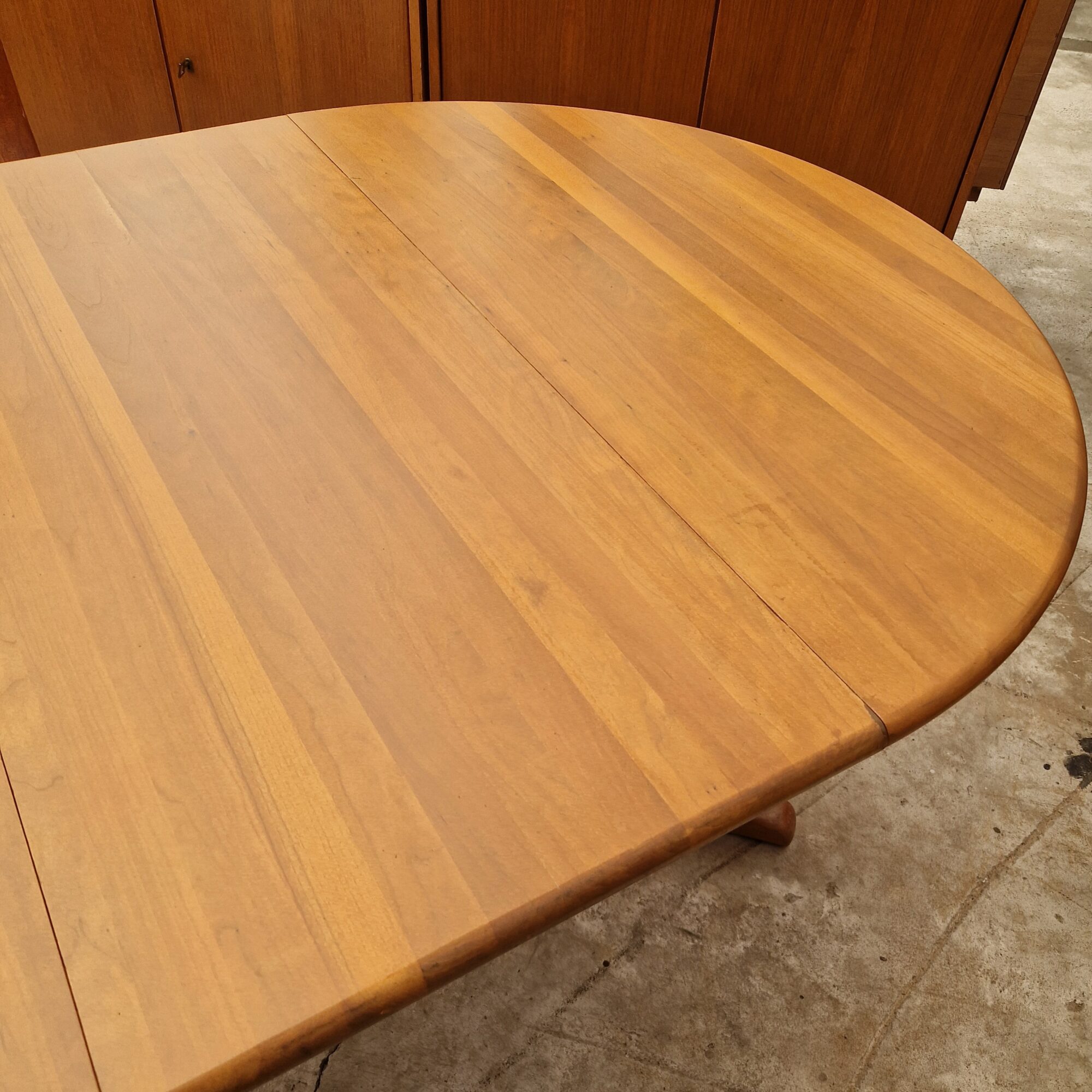 Ronde vintage uitschuiftafel