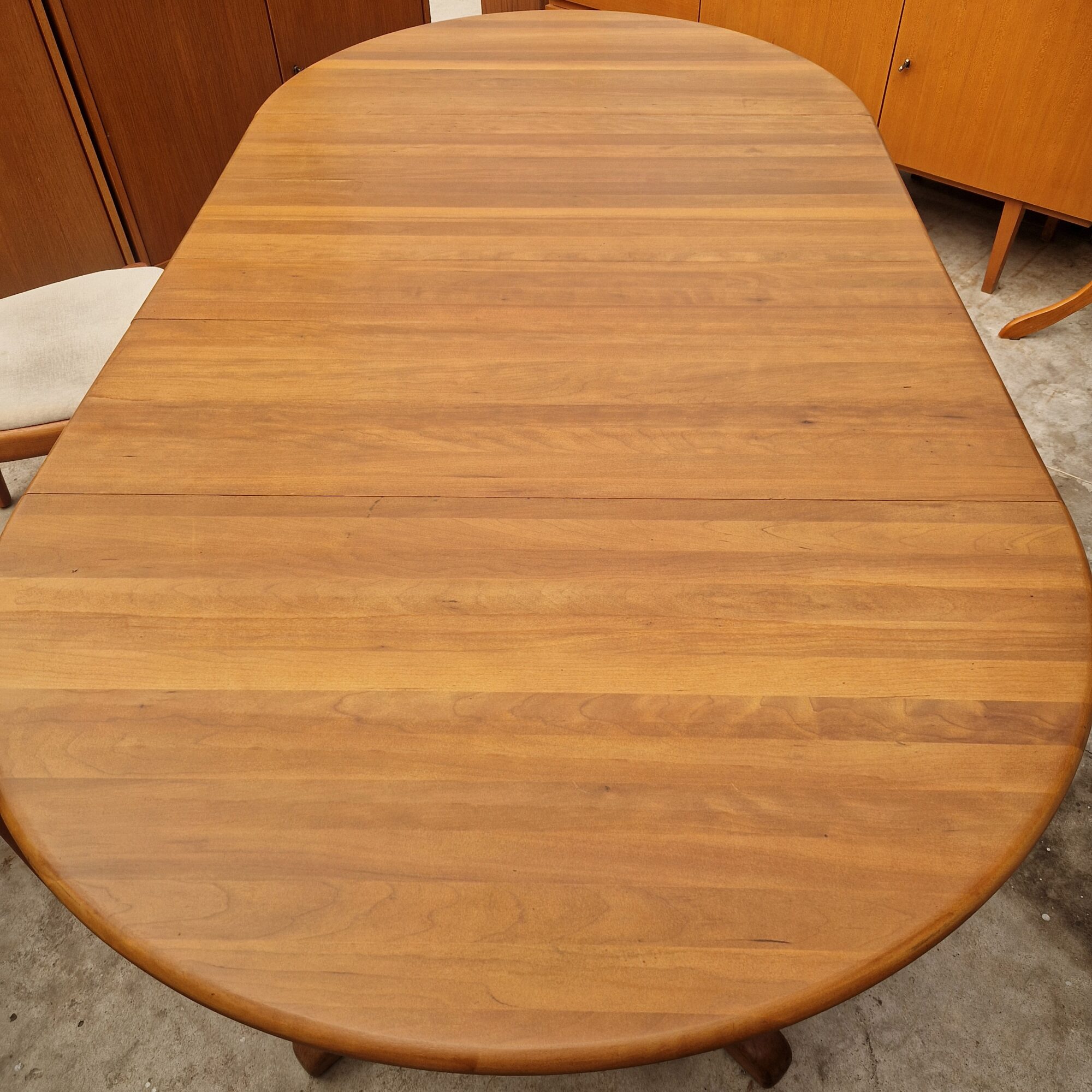 Ronde vintage uitschuiftafel