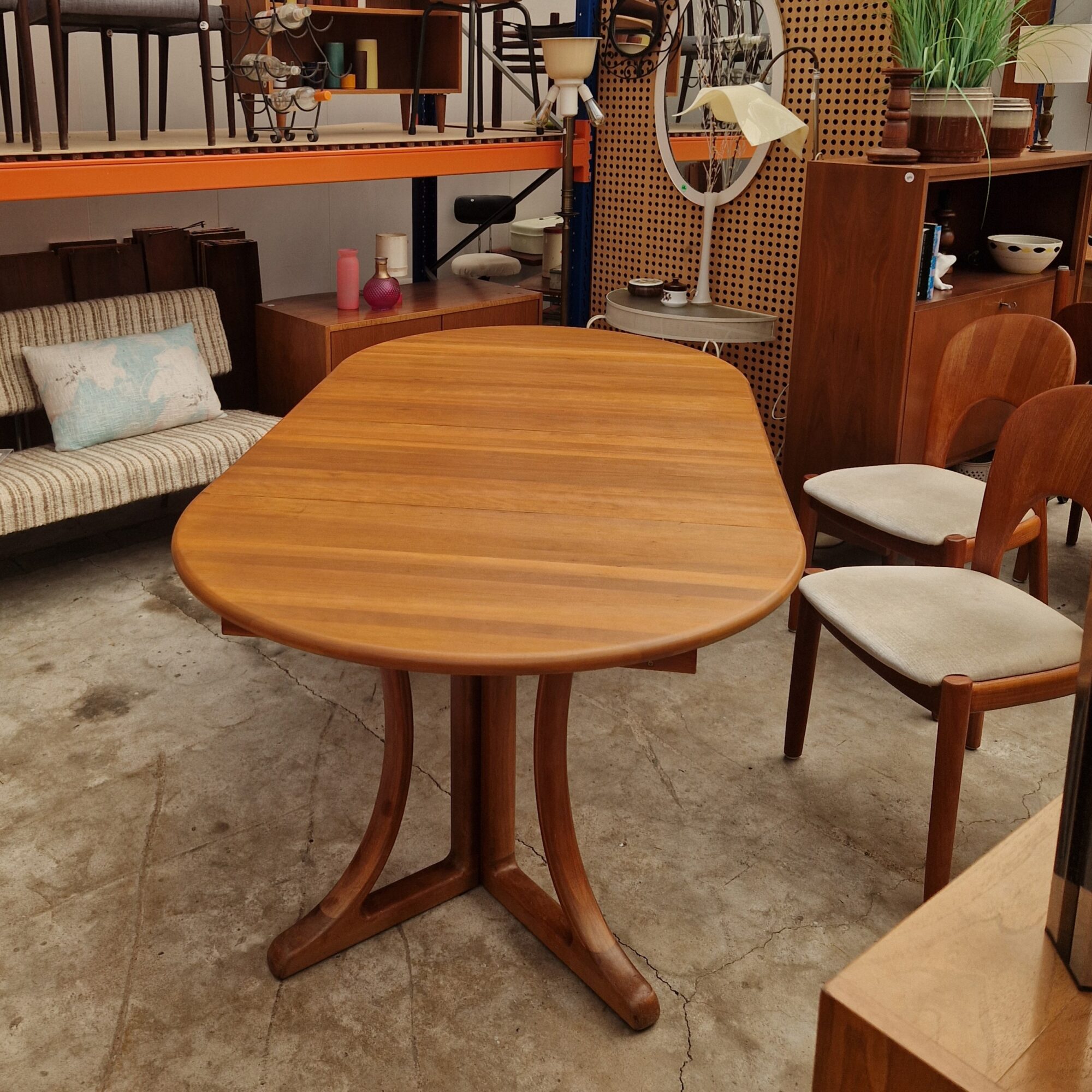 Ronde vintage uitschuiftafel