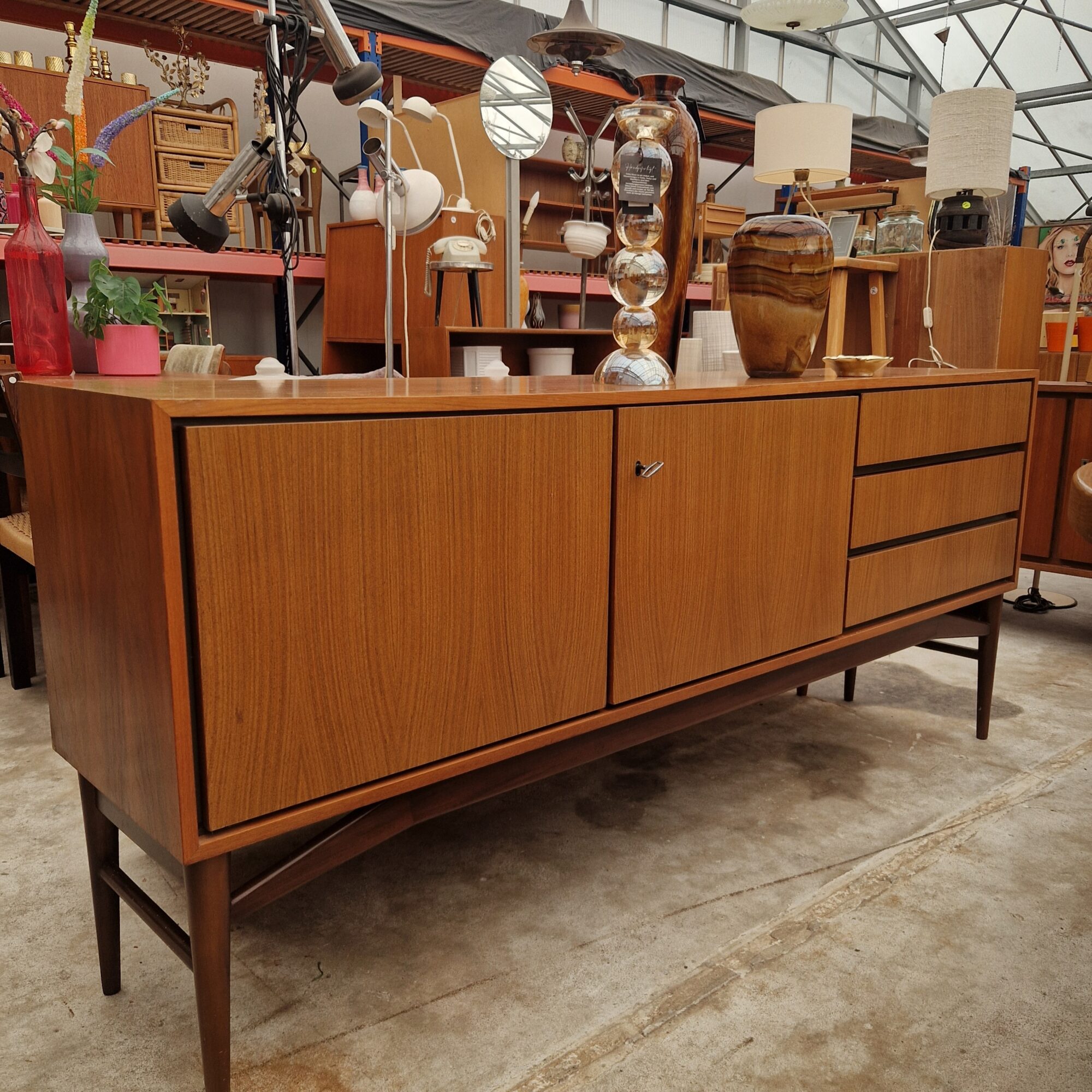 Vintage dressoir 182cm met mooi donker onderstel