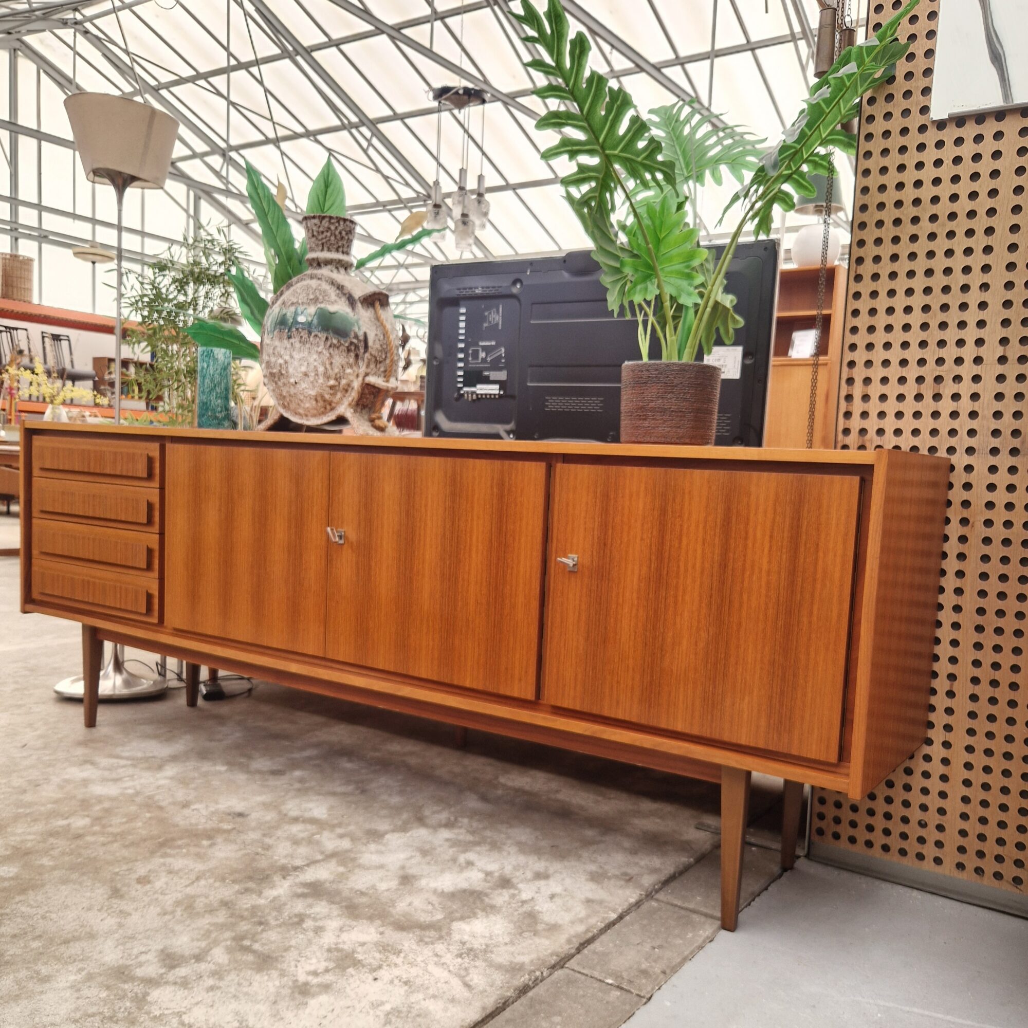 Vintage strak dressoir 229cm met vier laden