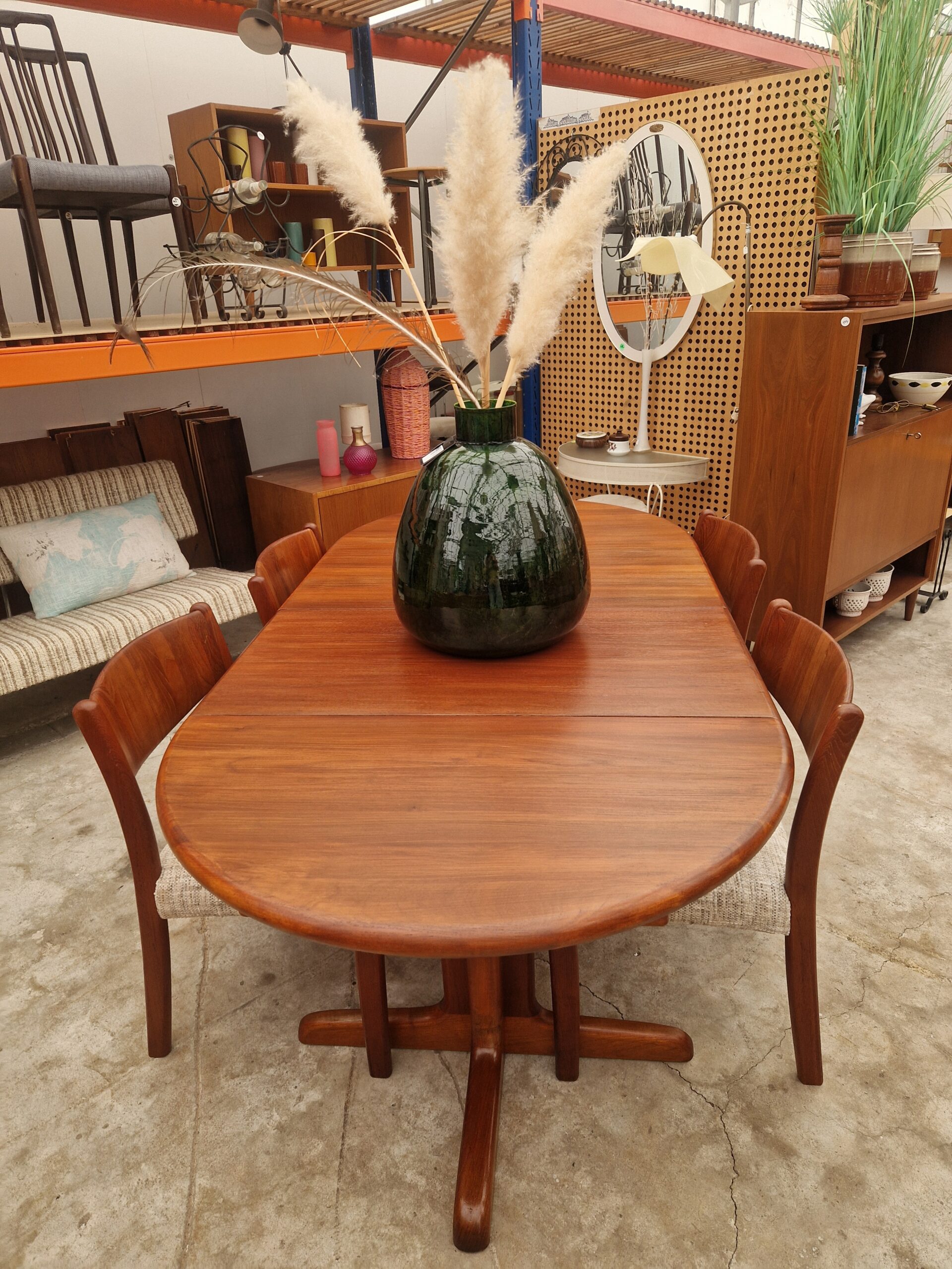 Vintage Dyrlund ronde uitschuiftafel tot 200cm en vier eetkamerstoelen - Afbeelding 4