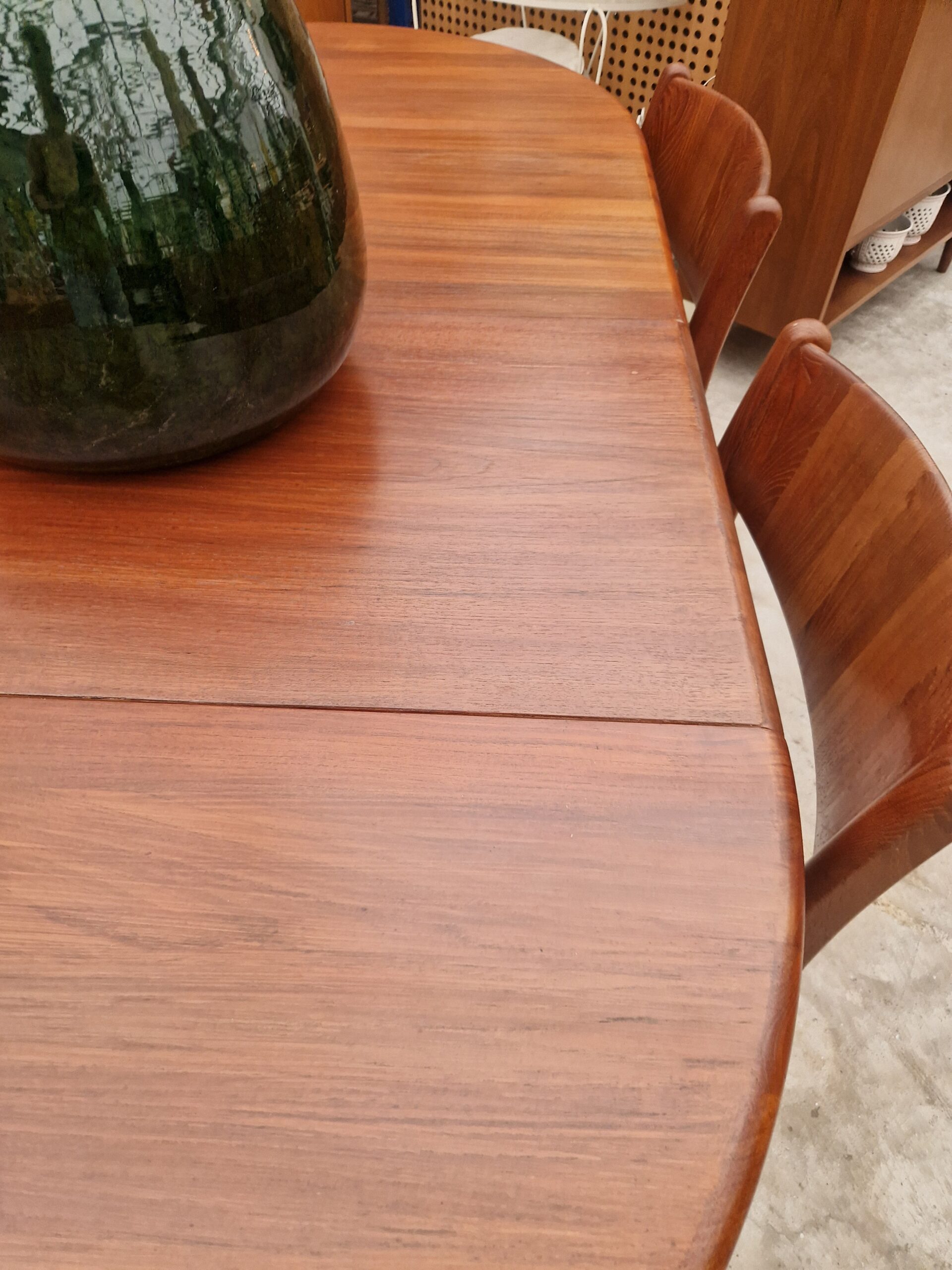 Vintage Dyrlund ronde uitschuiftafel tot 200cm en vier eetkamerstoelen - Afbeelding 3