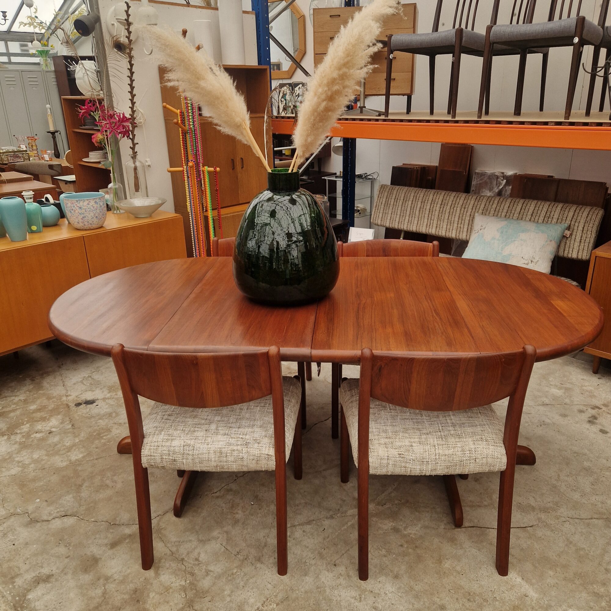 Vintage Dyrlund ronde uitschuiftafel tot 200cm en vier eetkamerstoelen