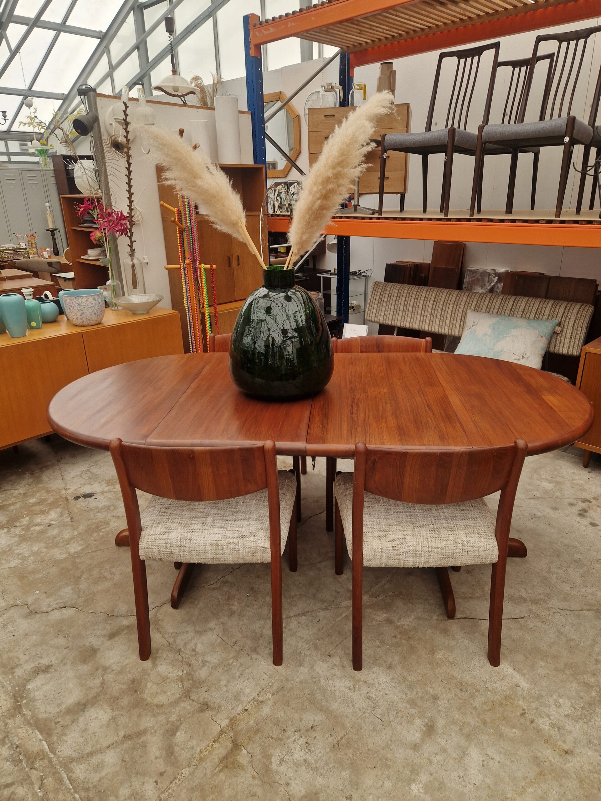 Vintage Dyrlund ronde uitschuiftafel tot 200cm en vier eetkamerstoelen