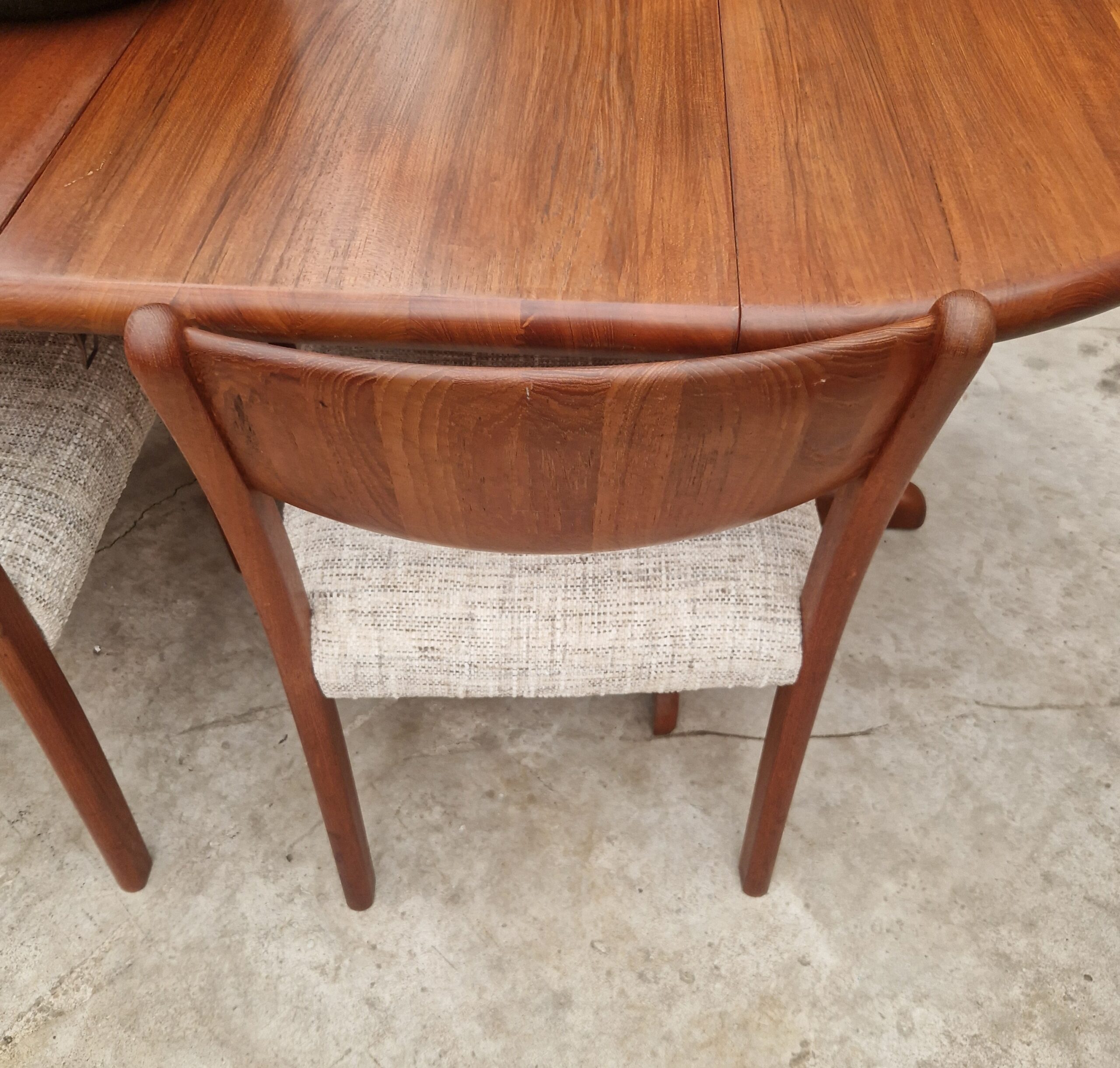 Vintage Dyrlund ronde uitschuiftafel tot 200cm en vier eetkamerstoelen - Afbeelding 5