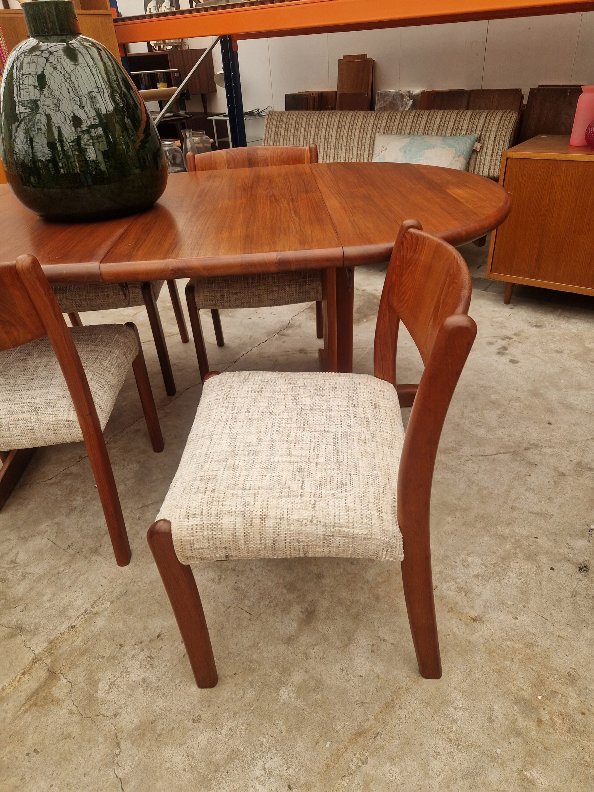 Vintage Dyrlund ronde uitschuiftafel tot 200cm en vier eetkamerstoelen - Afbeelding 6