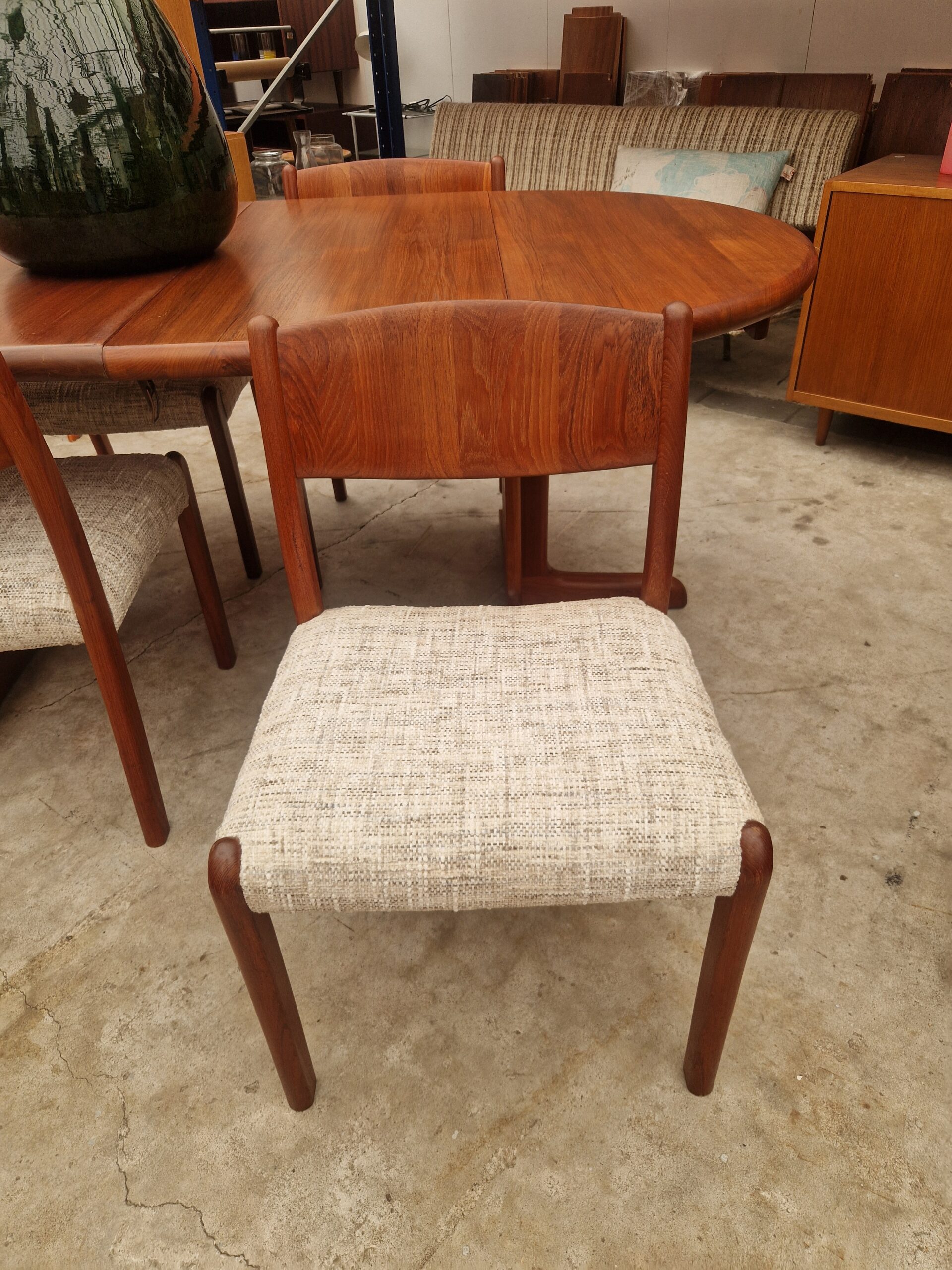 Vintage Dyrlund ronde uitschuiftafel tot 200cm en vier eetkamerstoelen - Afbeelding 7