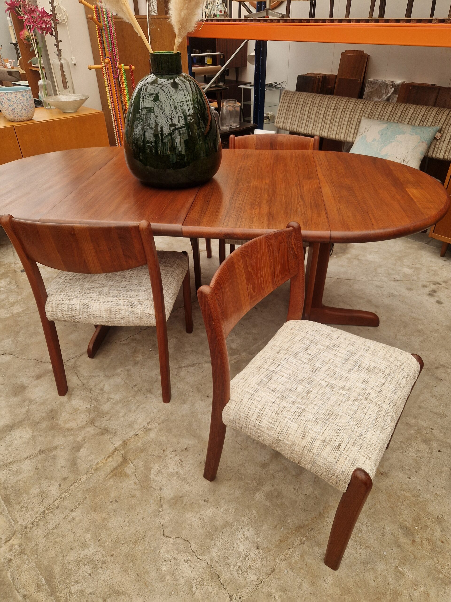 Vintage Dyrlund ronde uitschuiftafel tot 200cm en vier eetkamerstoelen - Afbeelding 8