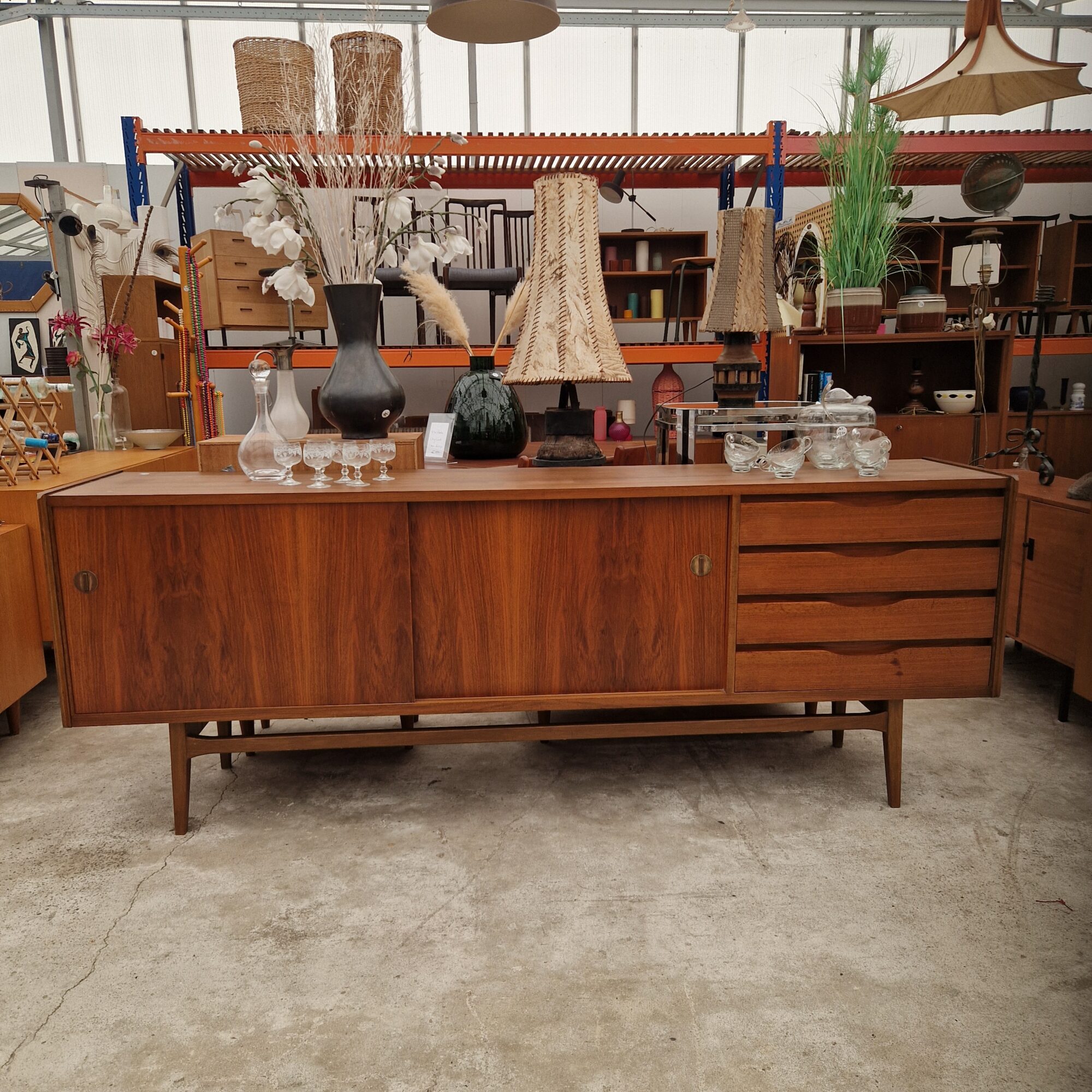 Vintage dressoir 230cm met twee schuifdeuren