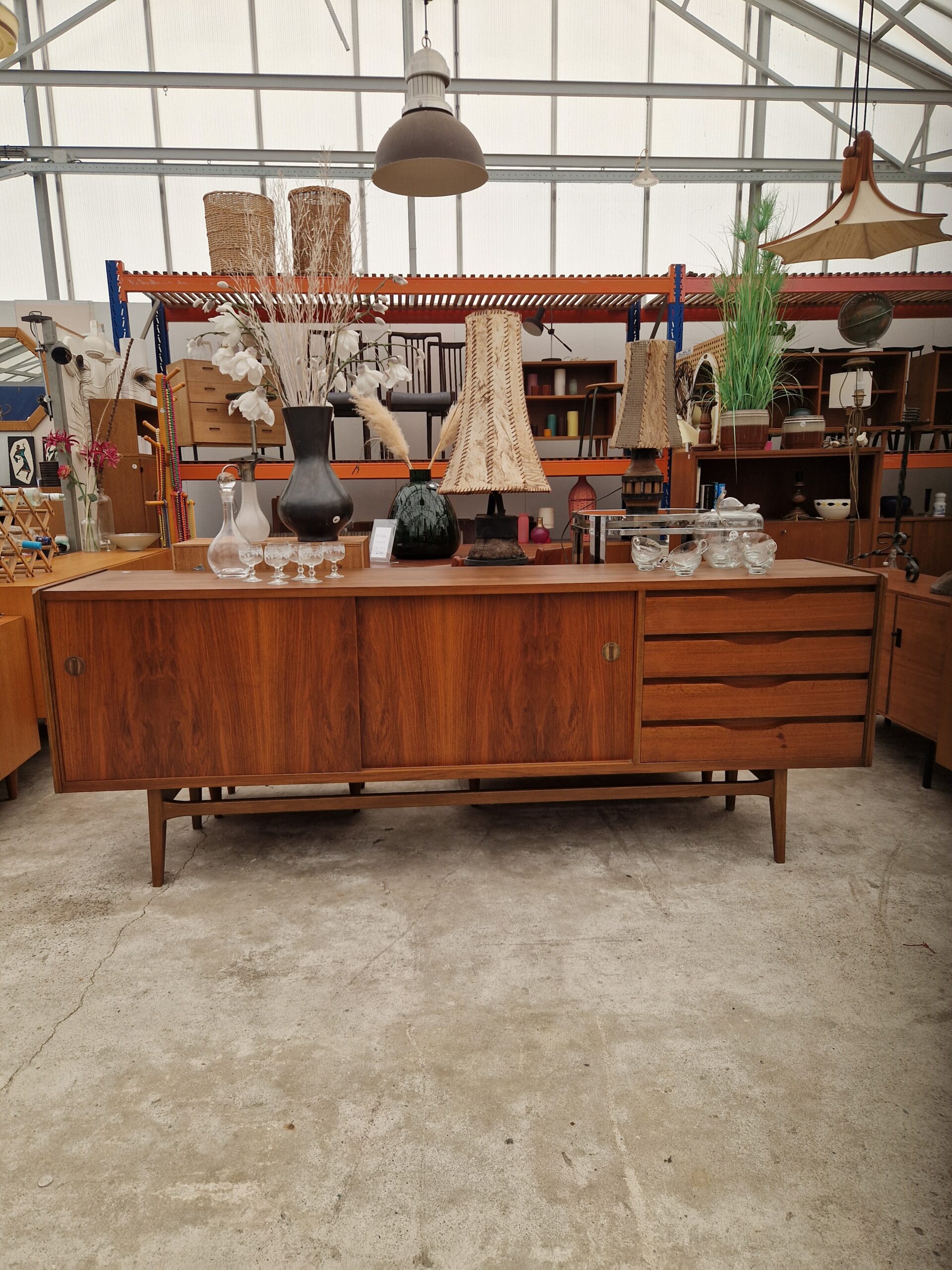 Vintage dressoir 230cm met twee schuifdeuren