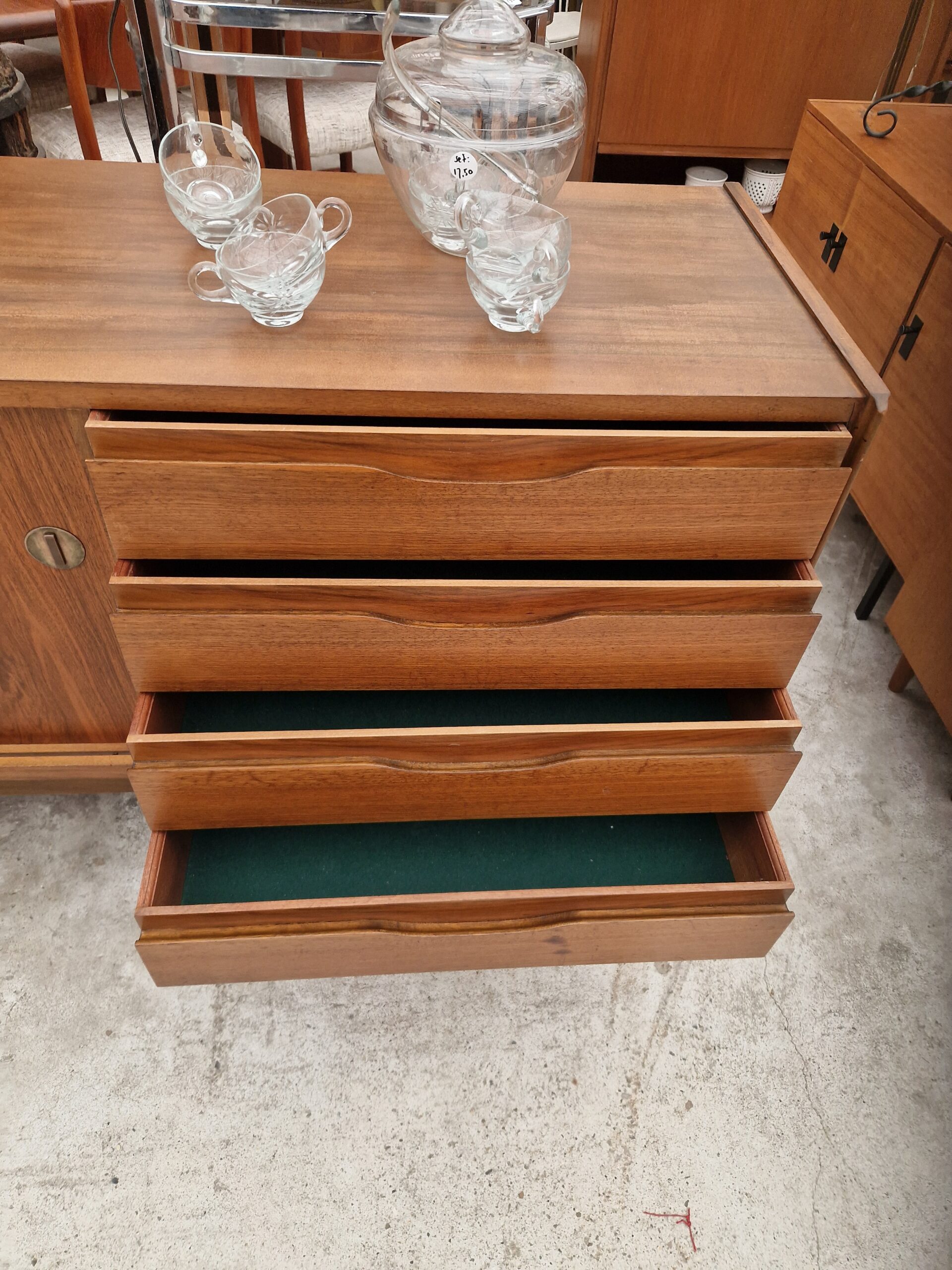 Vintage dressoir 230cm met twee schuifdeuren - Afbeelding 7