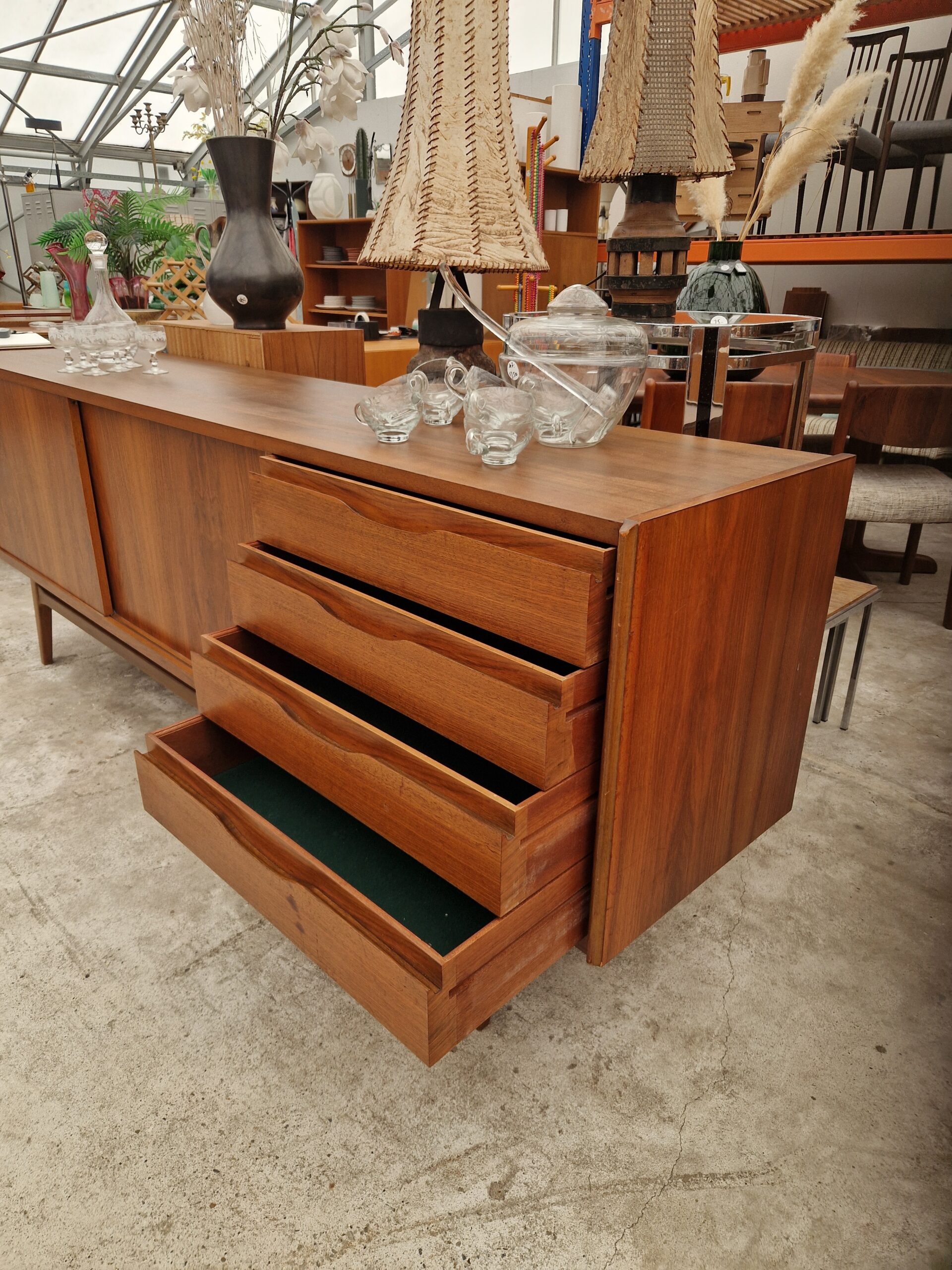 Vintage dressoir 230cm met twee schuifdeuren - Afbeelding 8