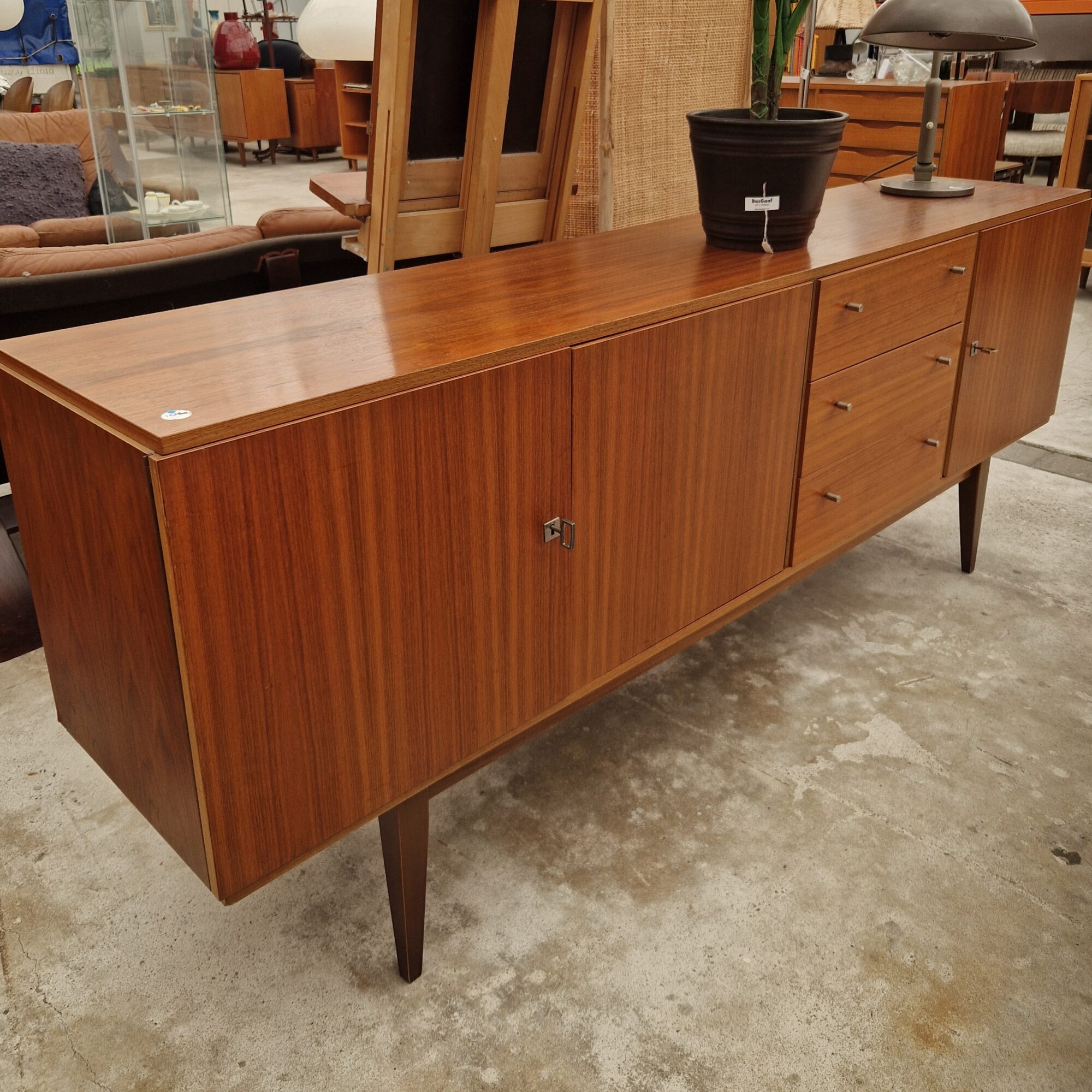 Alternative view of Vintage dressoir 199cm met drie laden