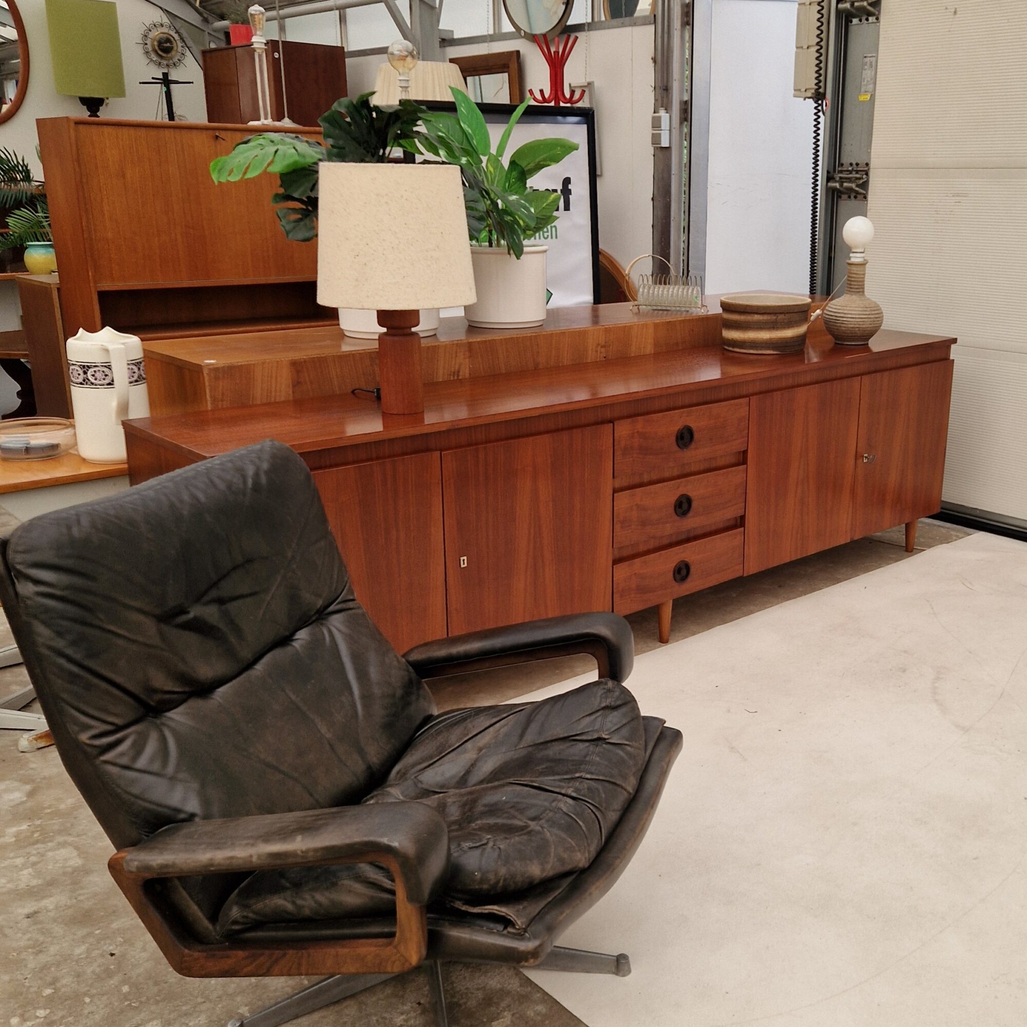 Alternative view of Vintage donker dressoir 250cm met ronde knoppen