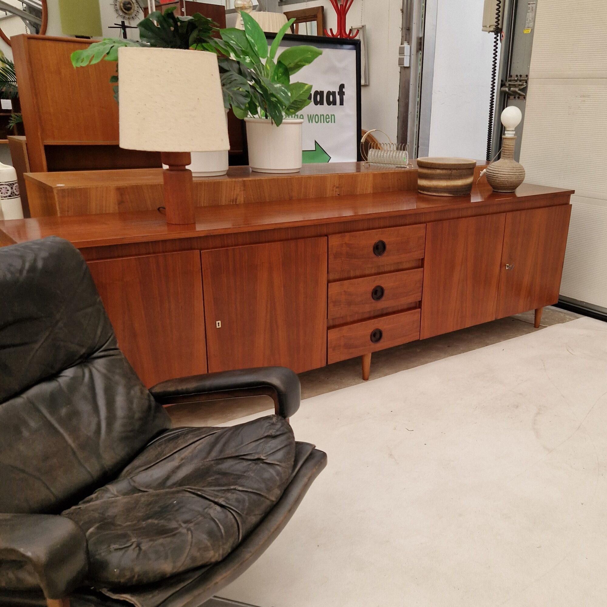 Vintage donker dressoir 250cm met ronde knoppen