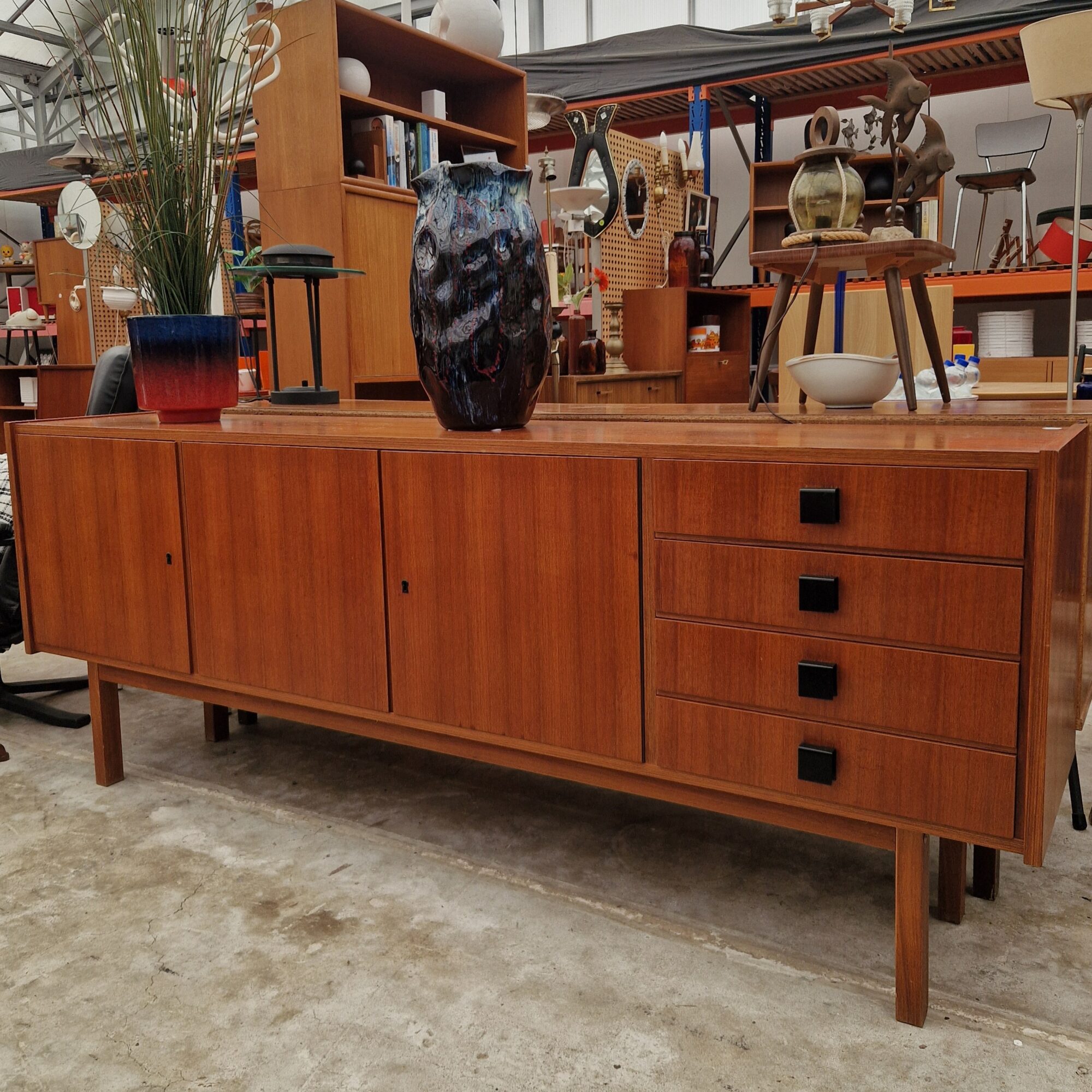 Vintage dressoir 200cm met zwart ijzeren grepen