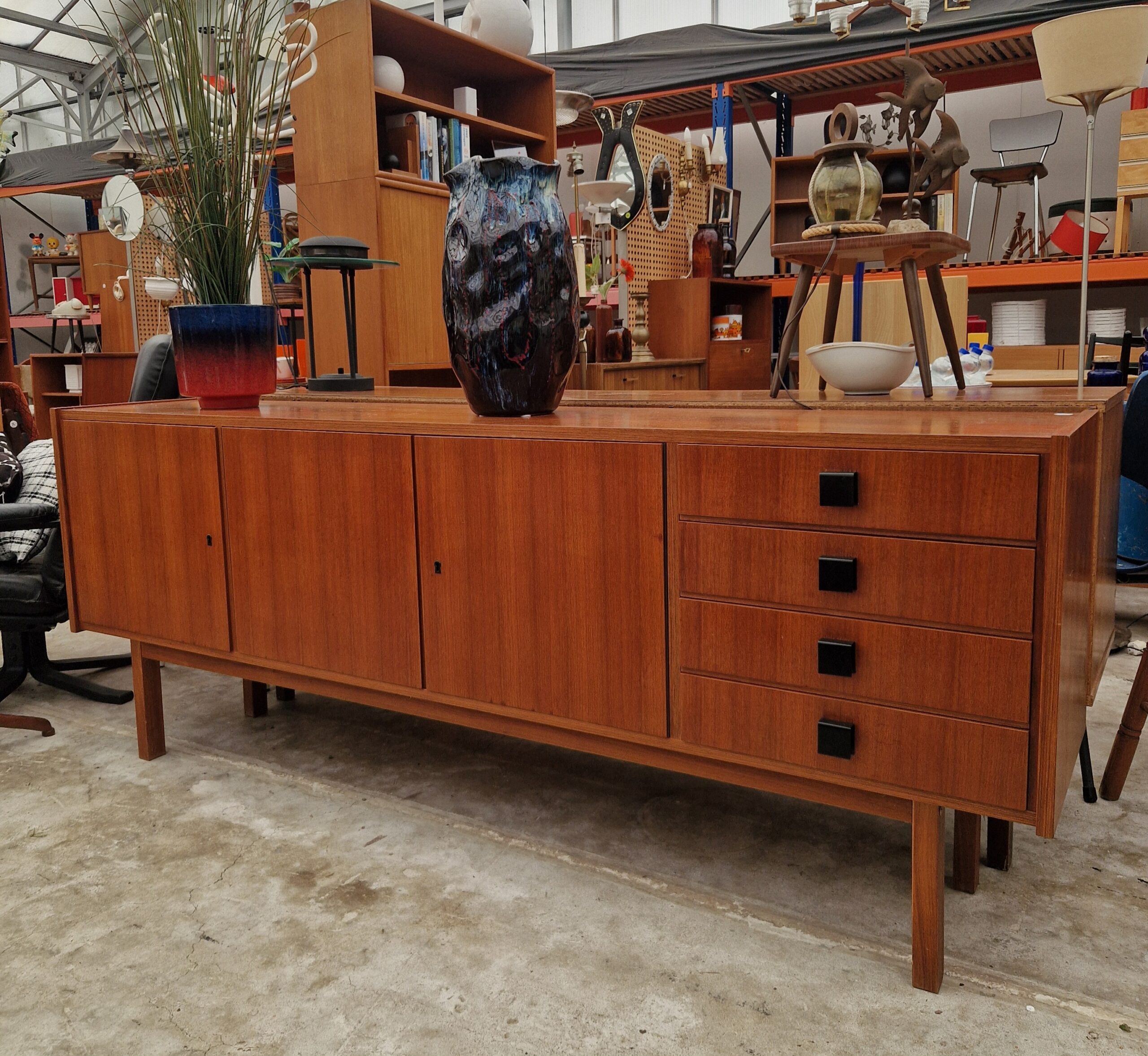 Vintage dressoir 200cm met zwart ijzeren grepen