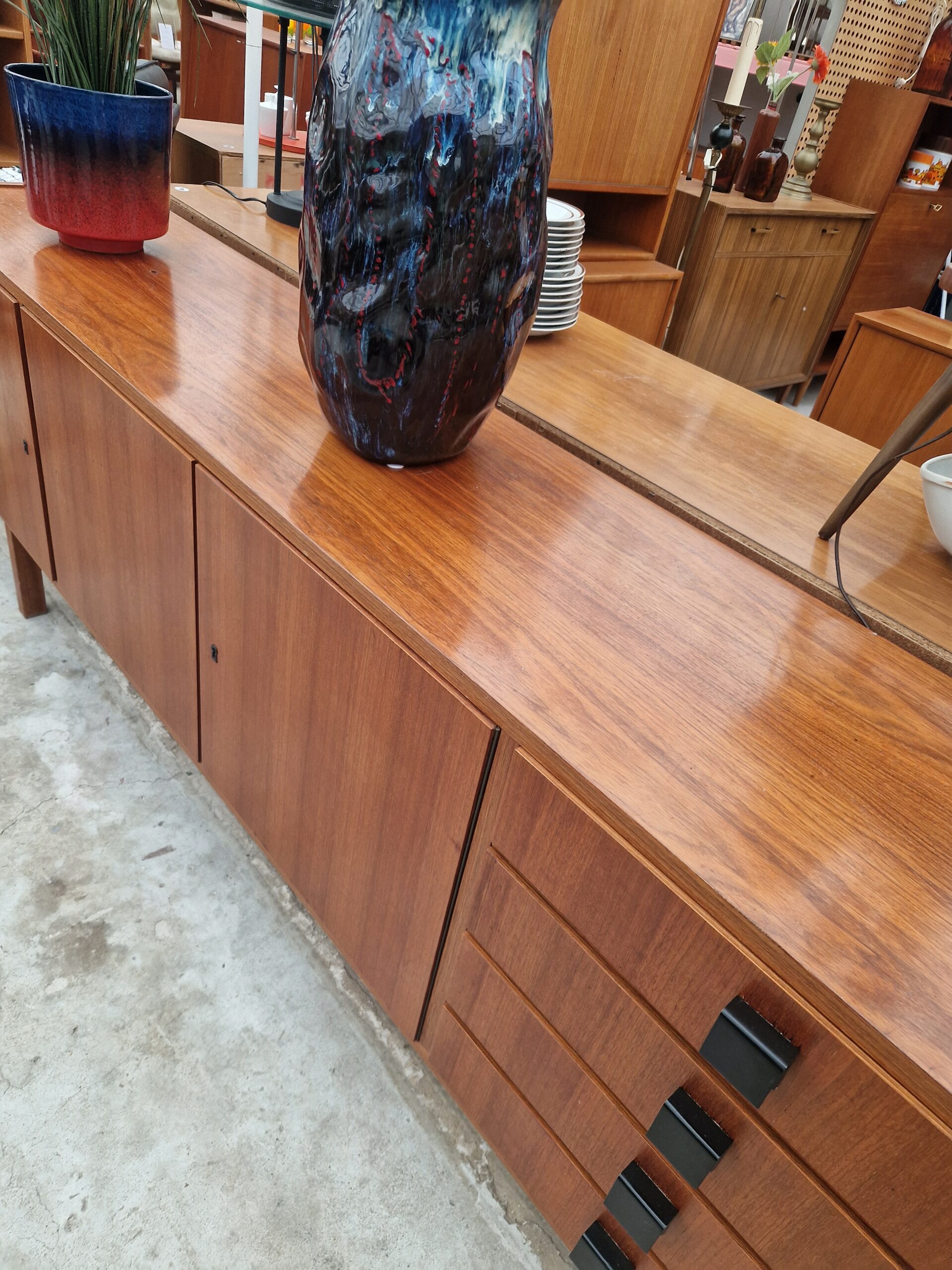 Vintage dressoir 200cm met zwart ijzeren grepen - Afbeelding 5