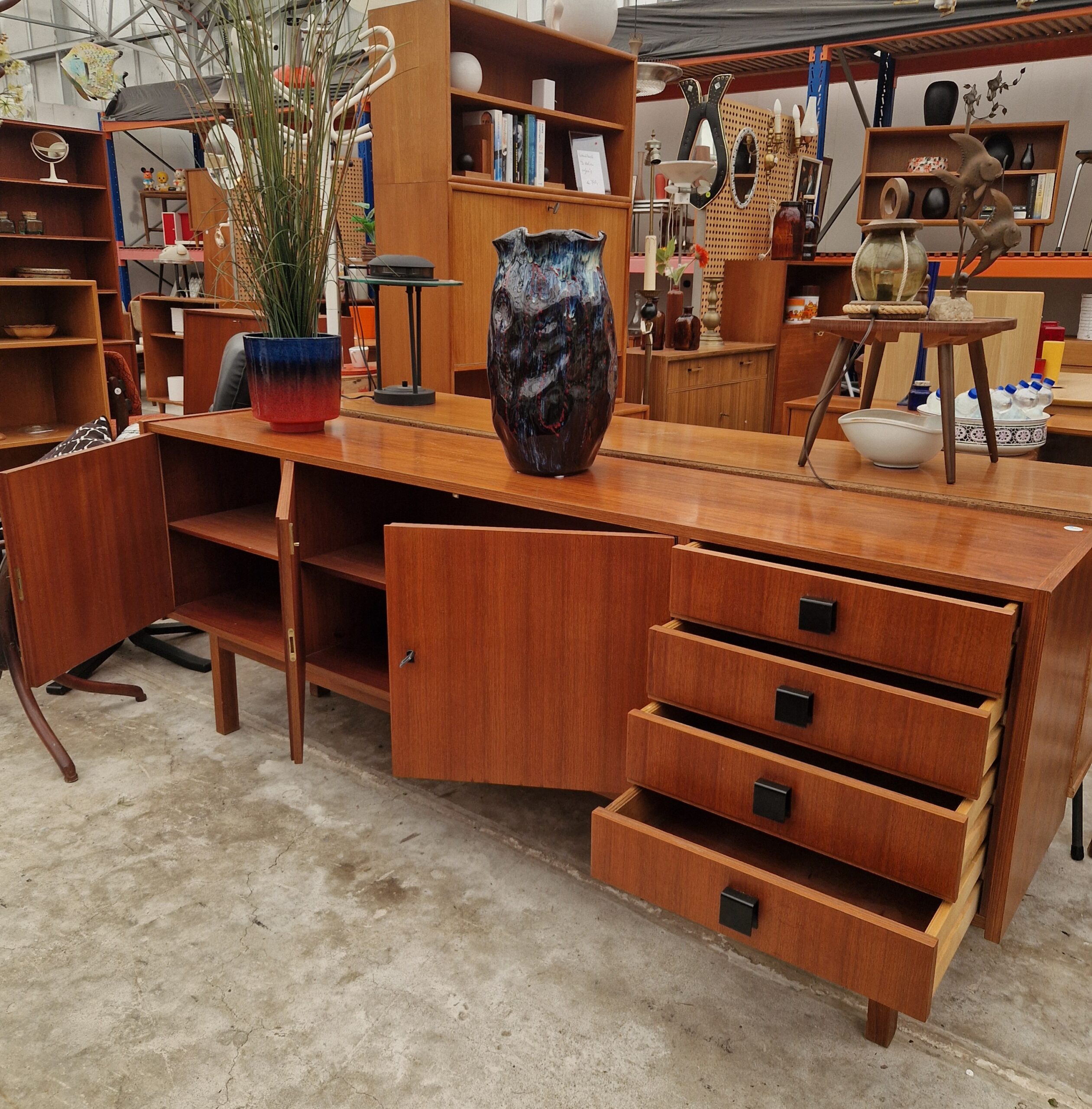 Vintage dressoir 200cm met zwart ijzeren grepen - Afbeelding 7