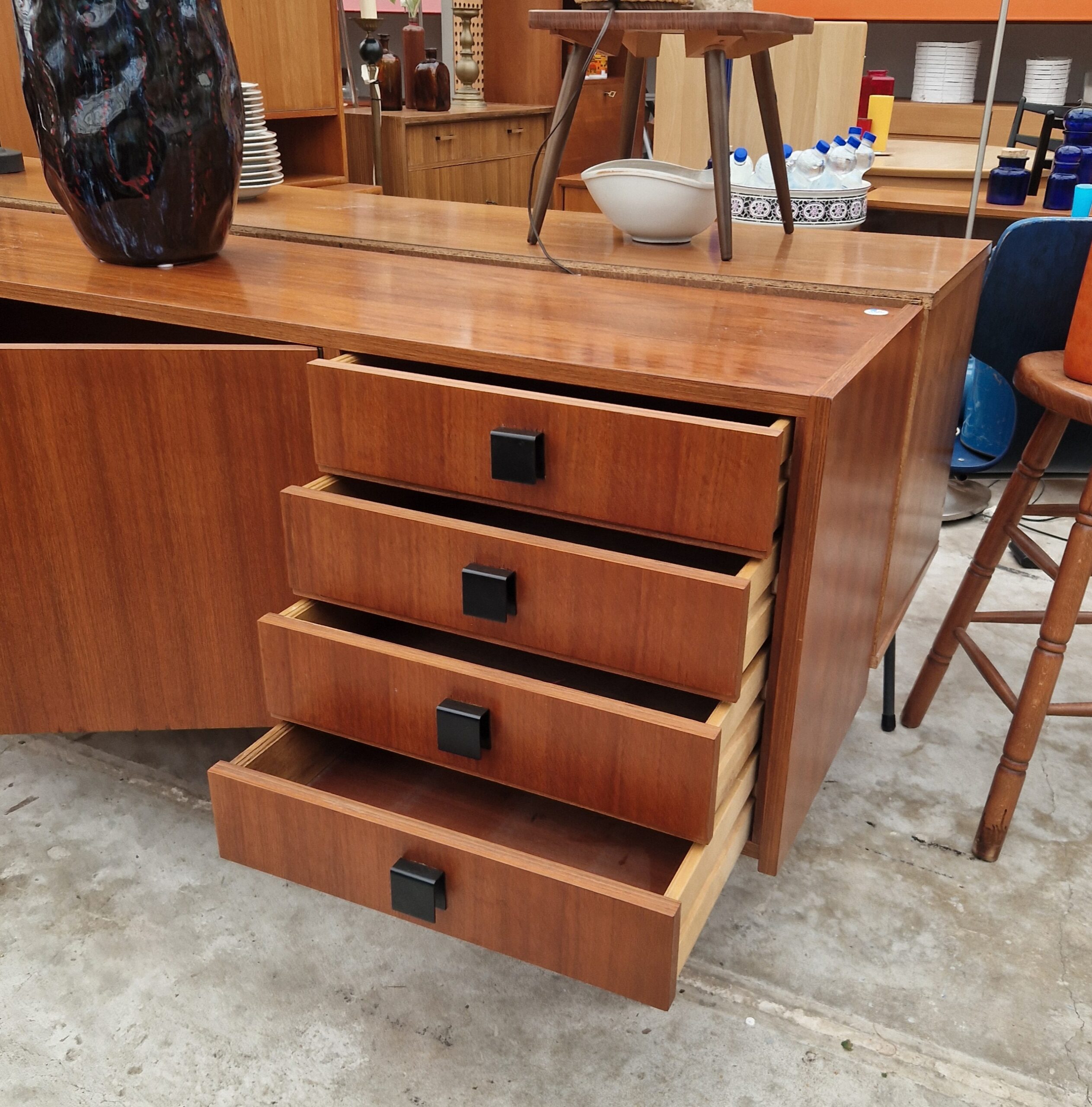Vintage dressoir 200cm met zwart ijzeren grepen - Afbeelding 8