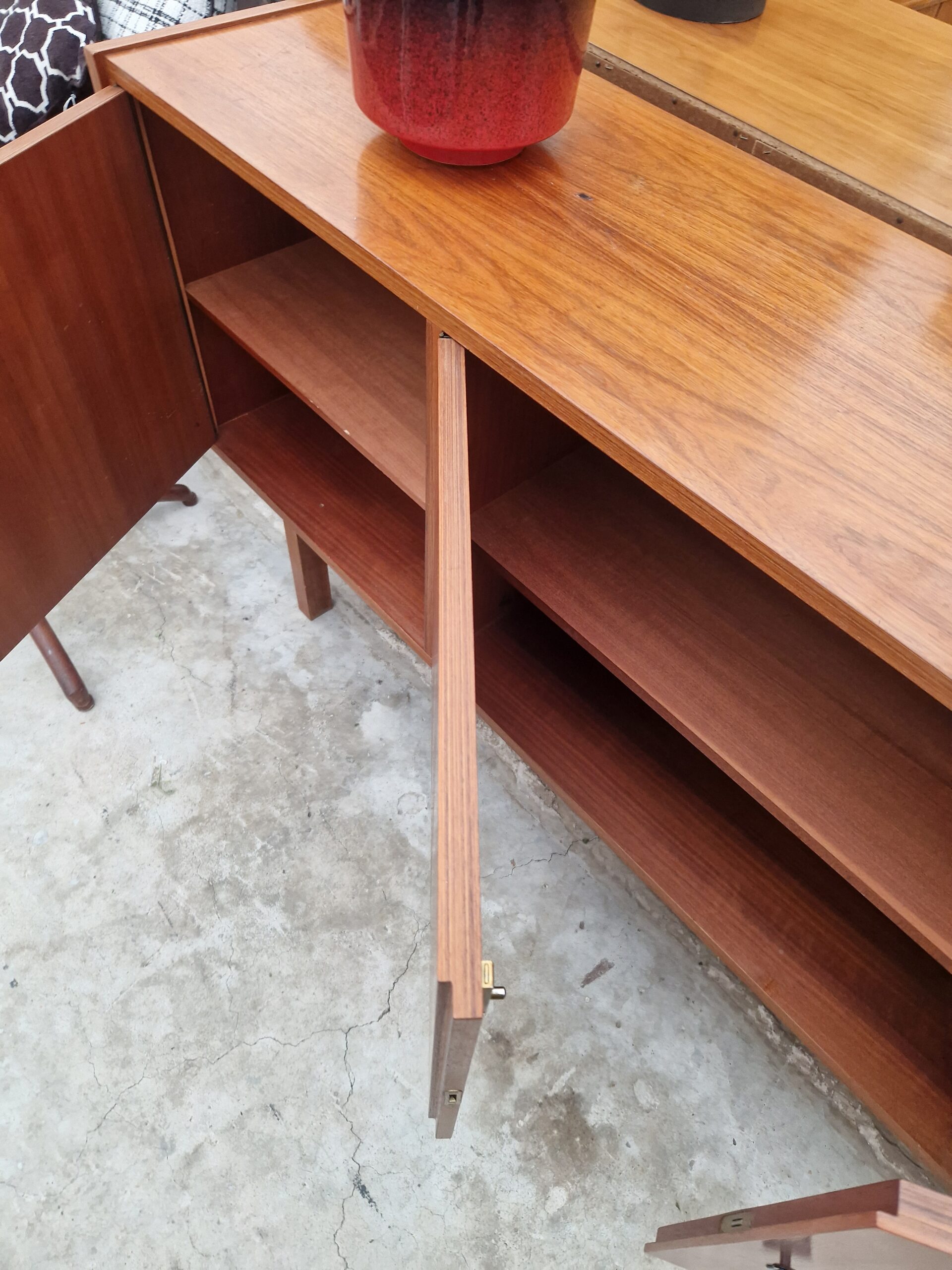 Vintage dressoir 200cm met zwart ijzeren grepen - Afbeelding 10