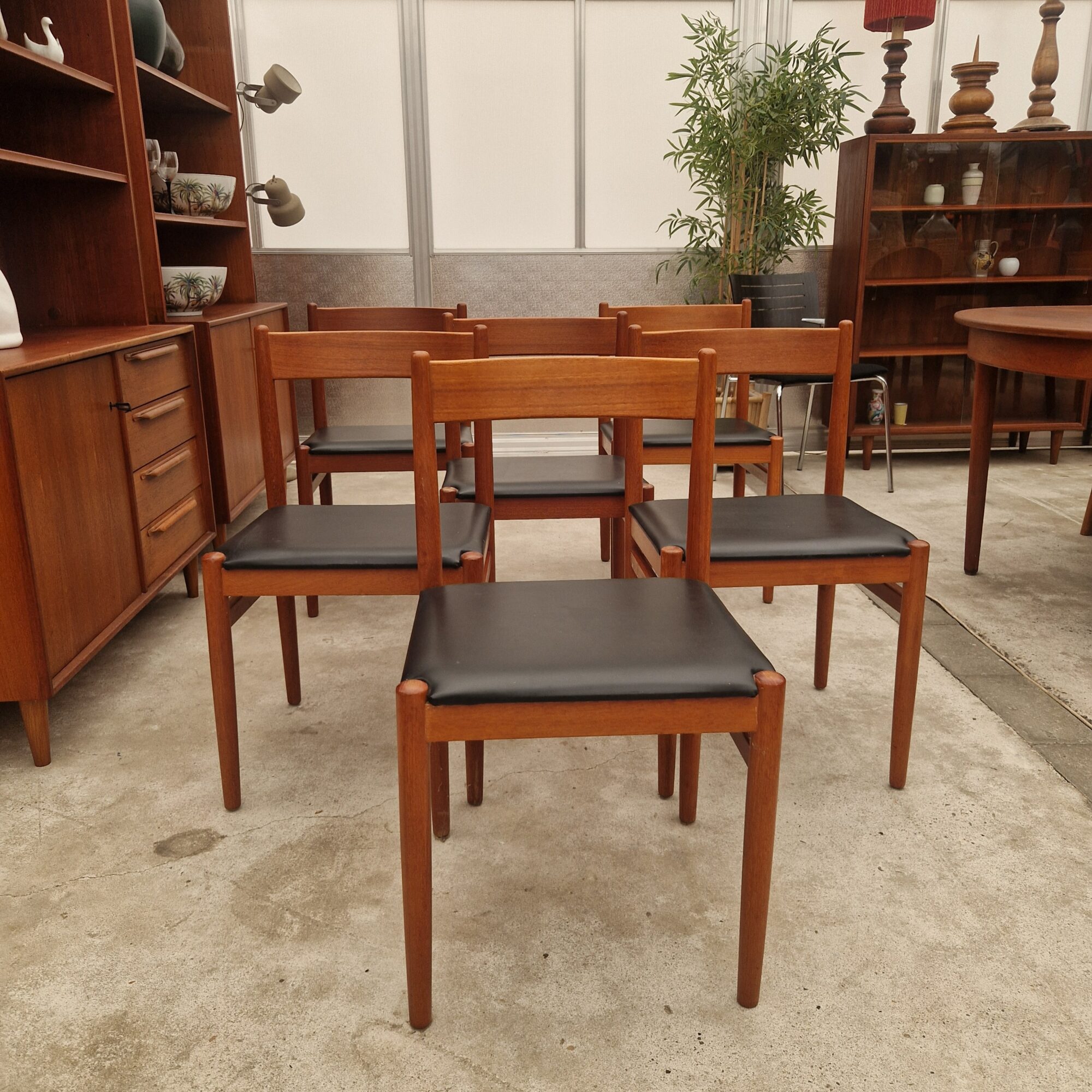 Alternative view of 6 vintage teakhouten stoelen met skafleer
