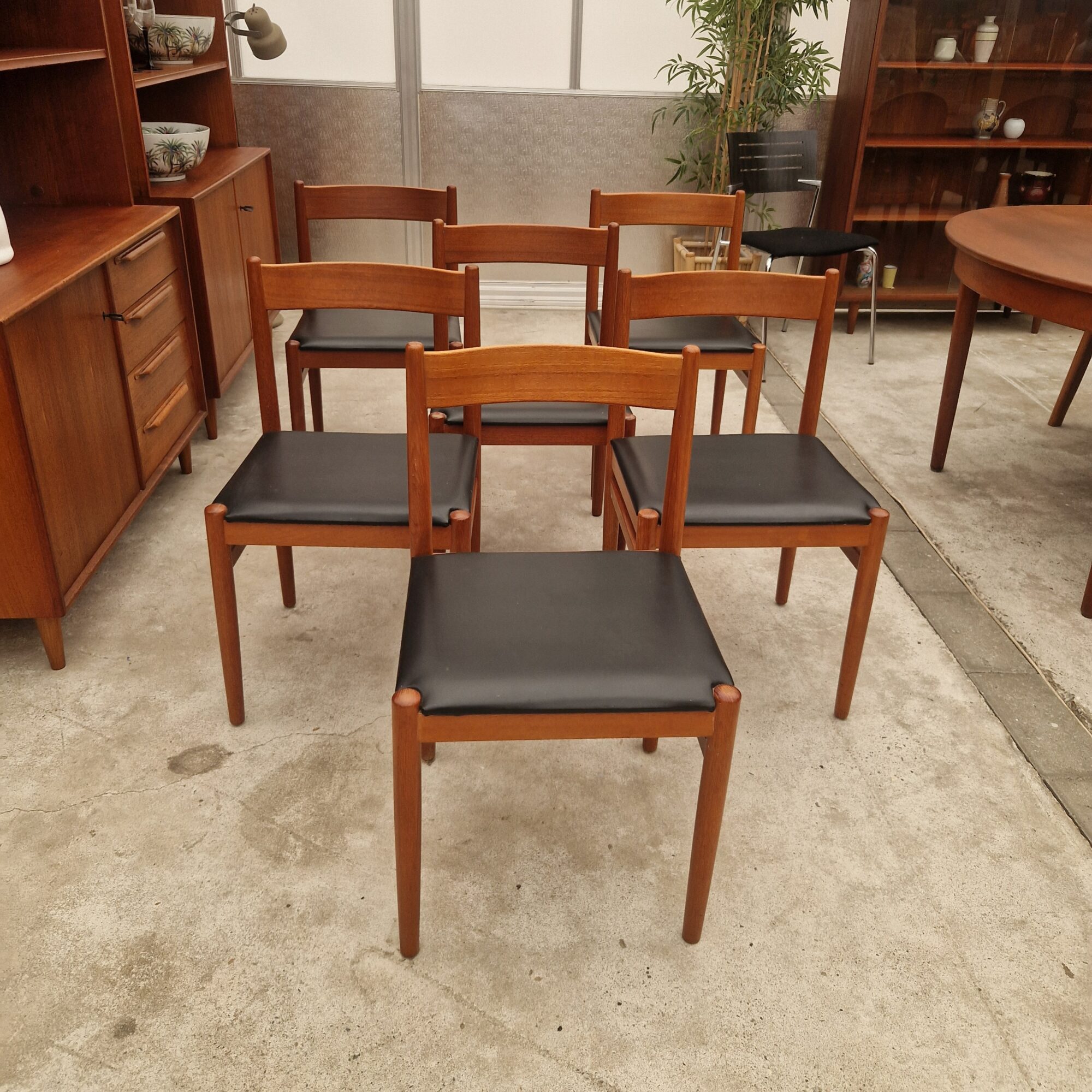 6 vintage teakhouten stoelen met skafleer