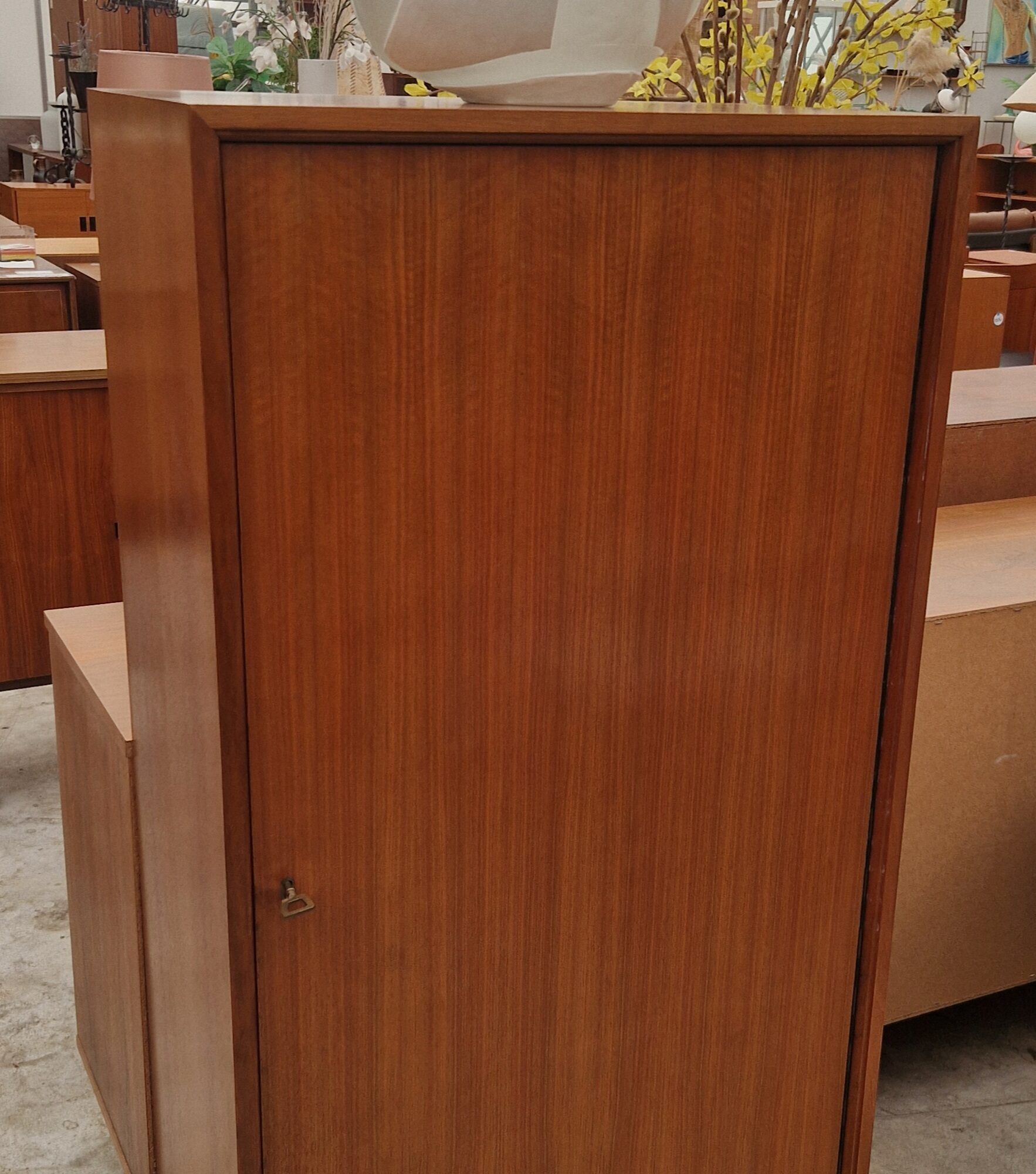 Alternative view of Smal hoog vintage kastje 60cm met drie planken