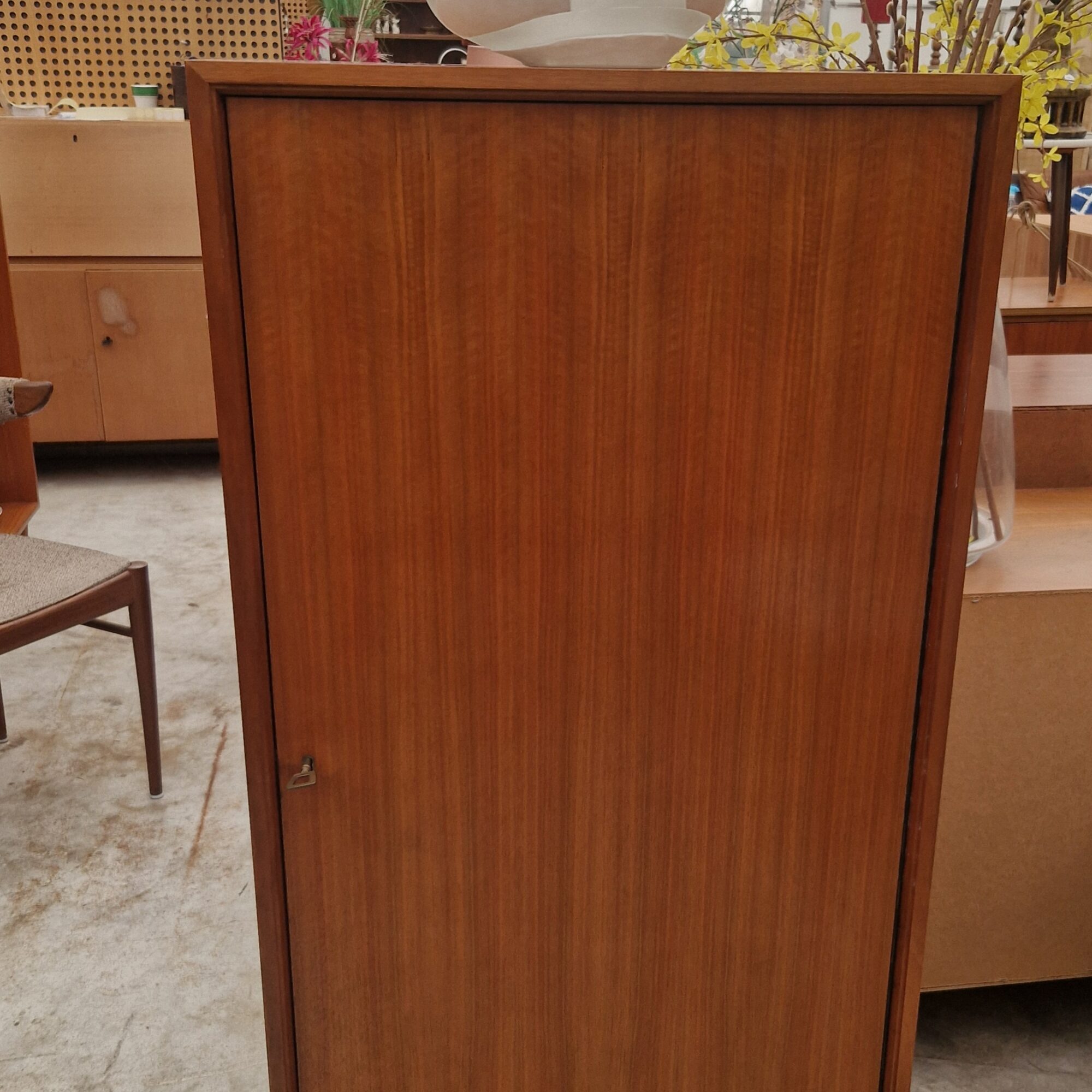 Smal hoog vintage kastje 60cm met drie planken