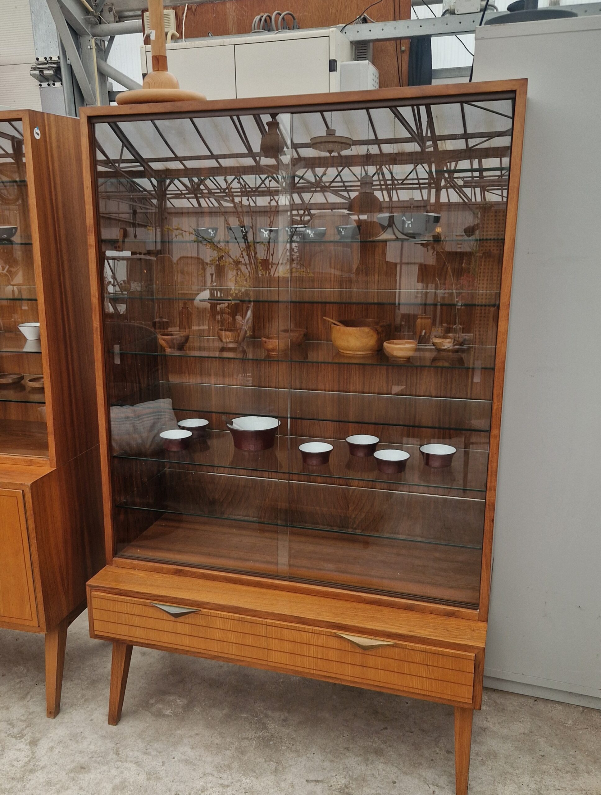 Twee vintage vitrinekasten 100cm met glazen platen - Afbeelding 14