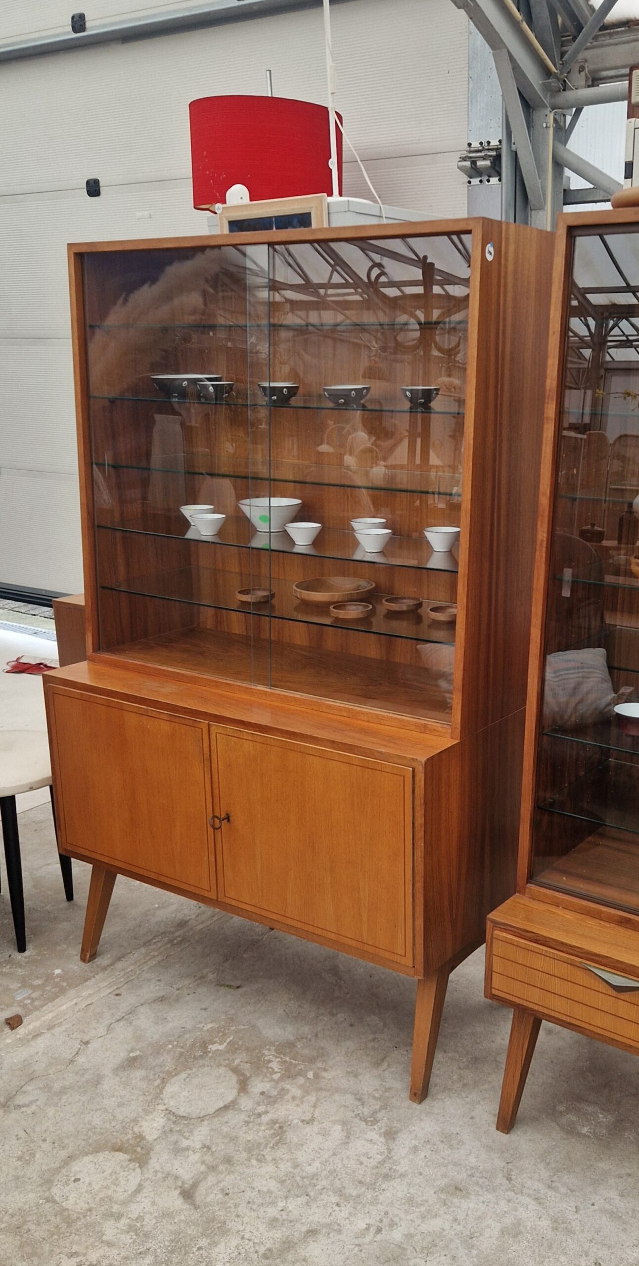 Twee vintage vitrinekasten 100cm met glazen platen - Afbeelding 13