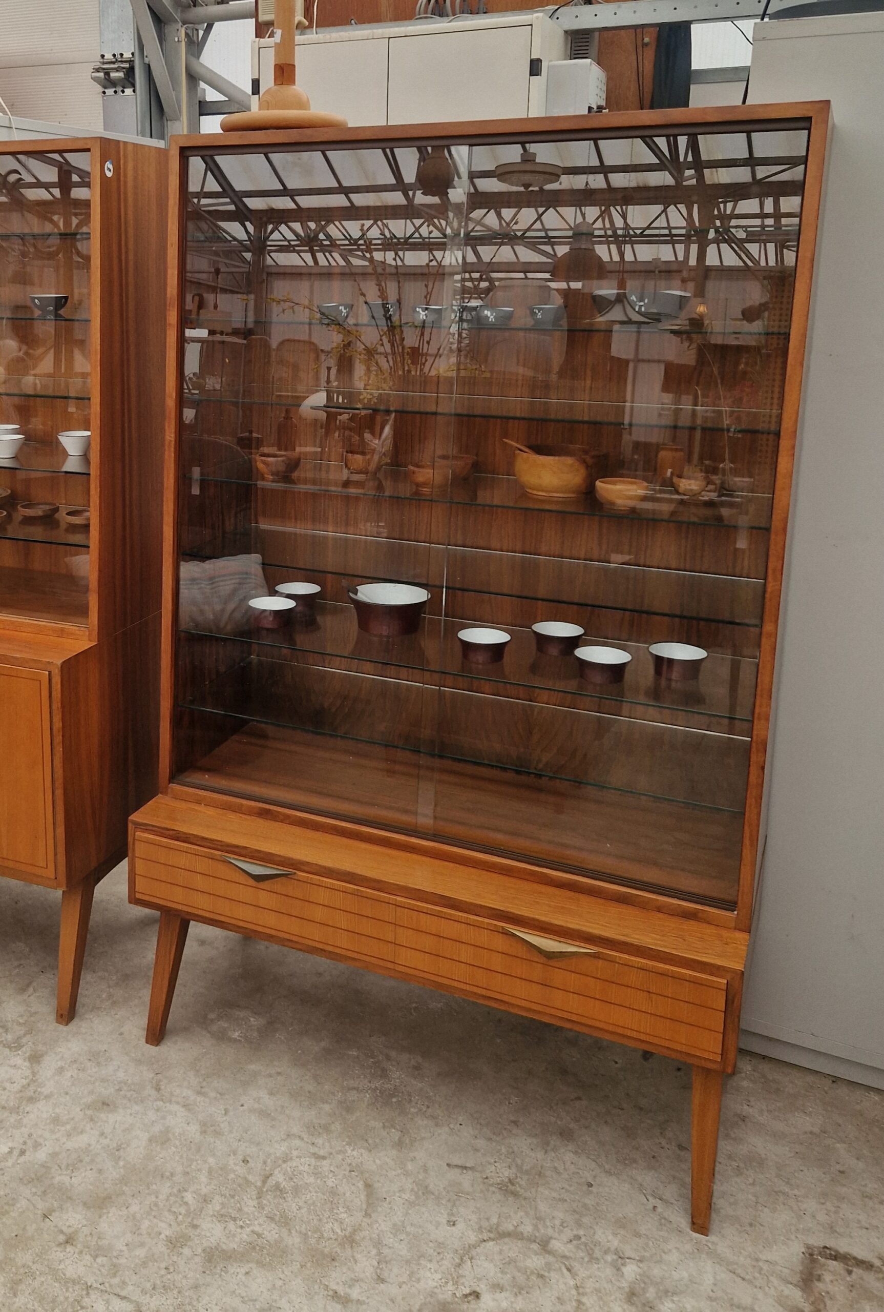 Twee vintage vitrinekasten 100cm met glazen platen - Afbeelding 6