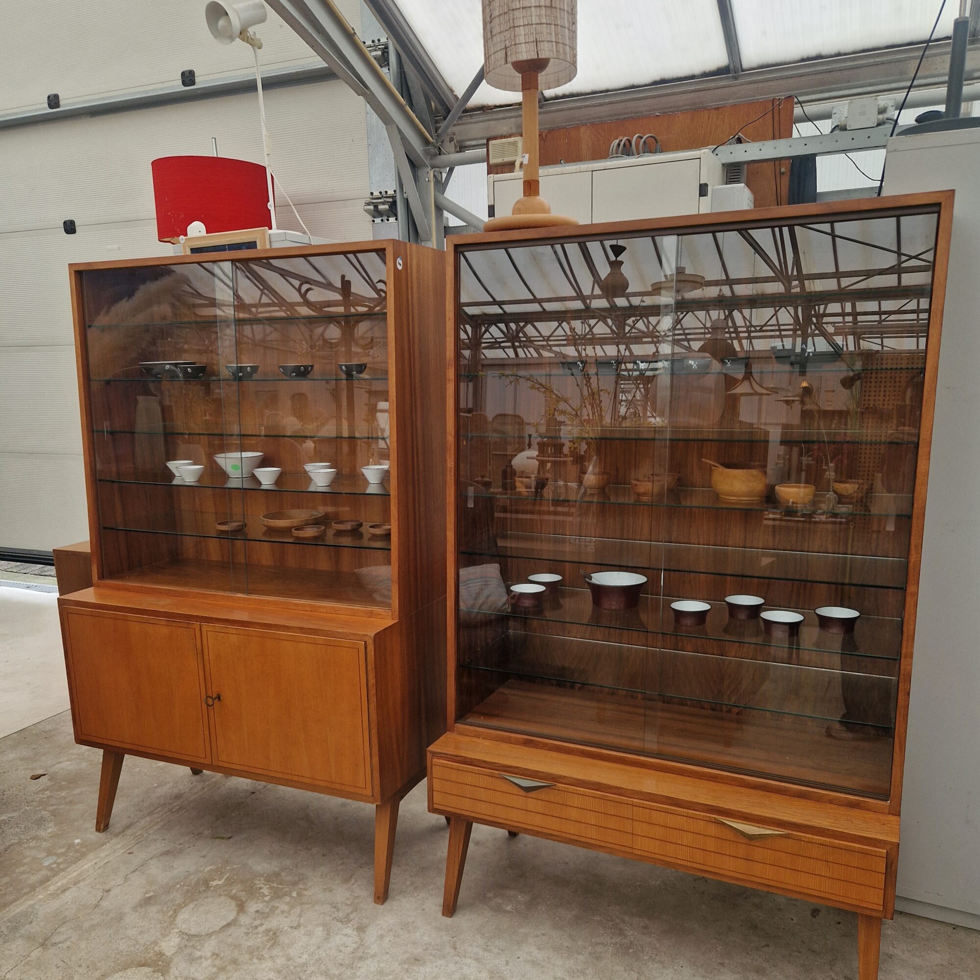 Twee vintage vitrinekasten 100cm met glazen platen