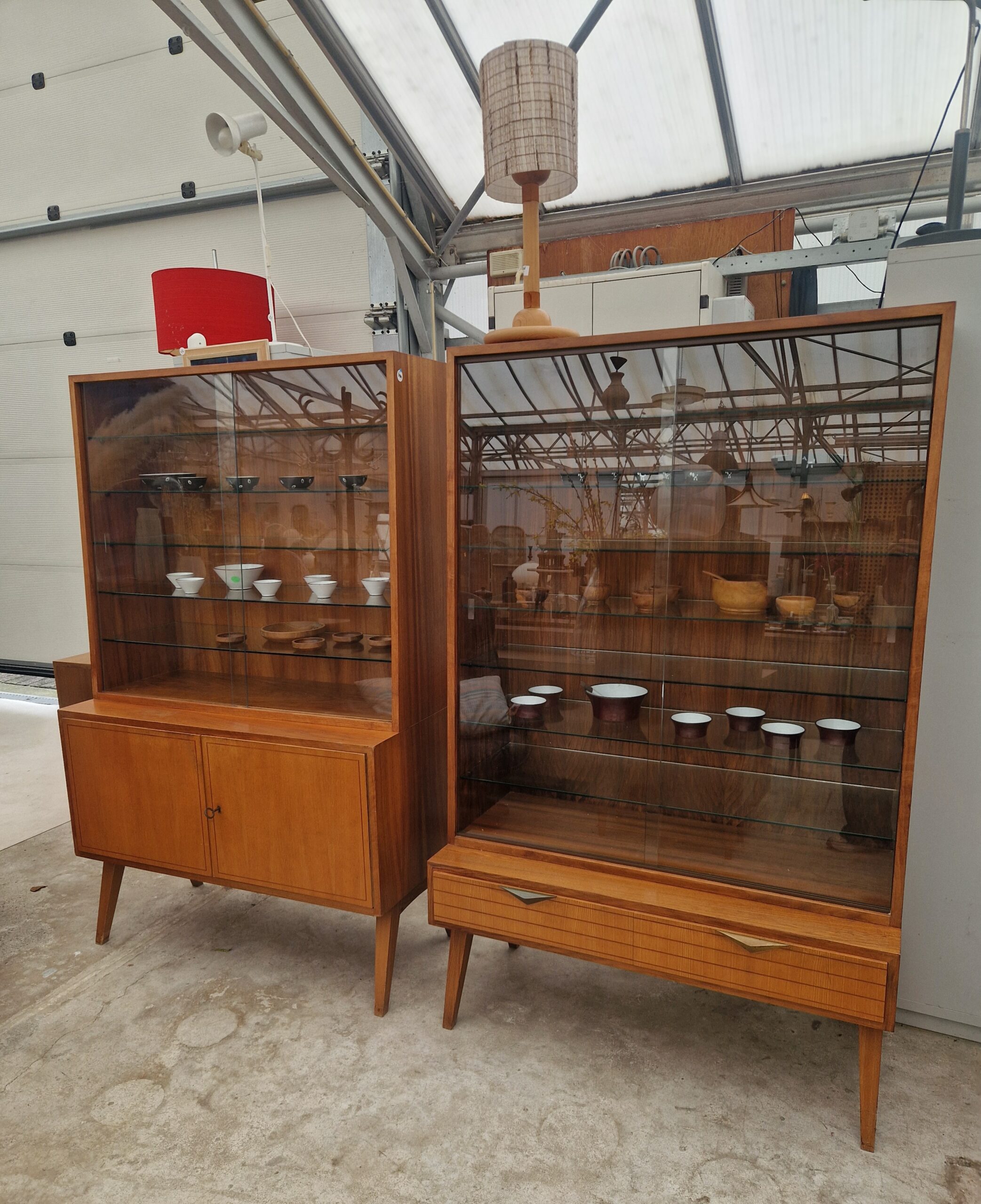 Twee vintage vitrinekasten 100cm met glazen platen