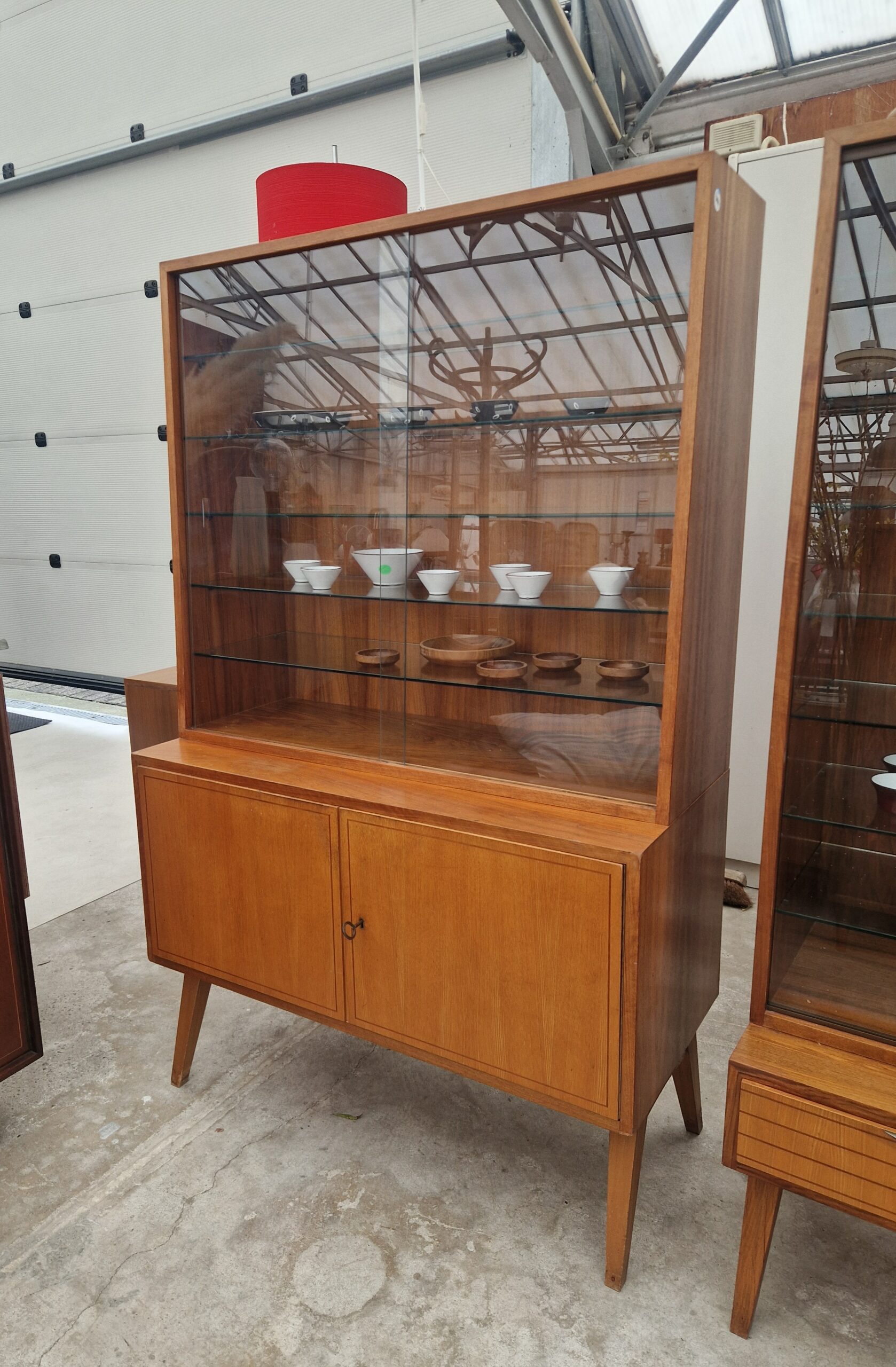 Twee vintage vitrinekasten 100cm met glazen platen - Afbeelding 5