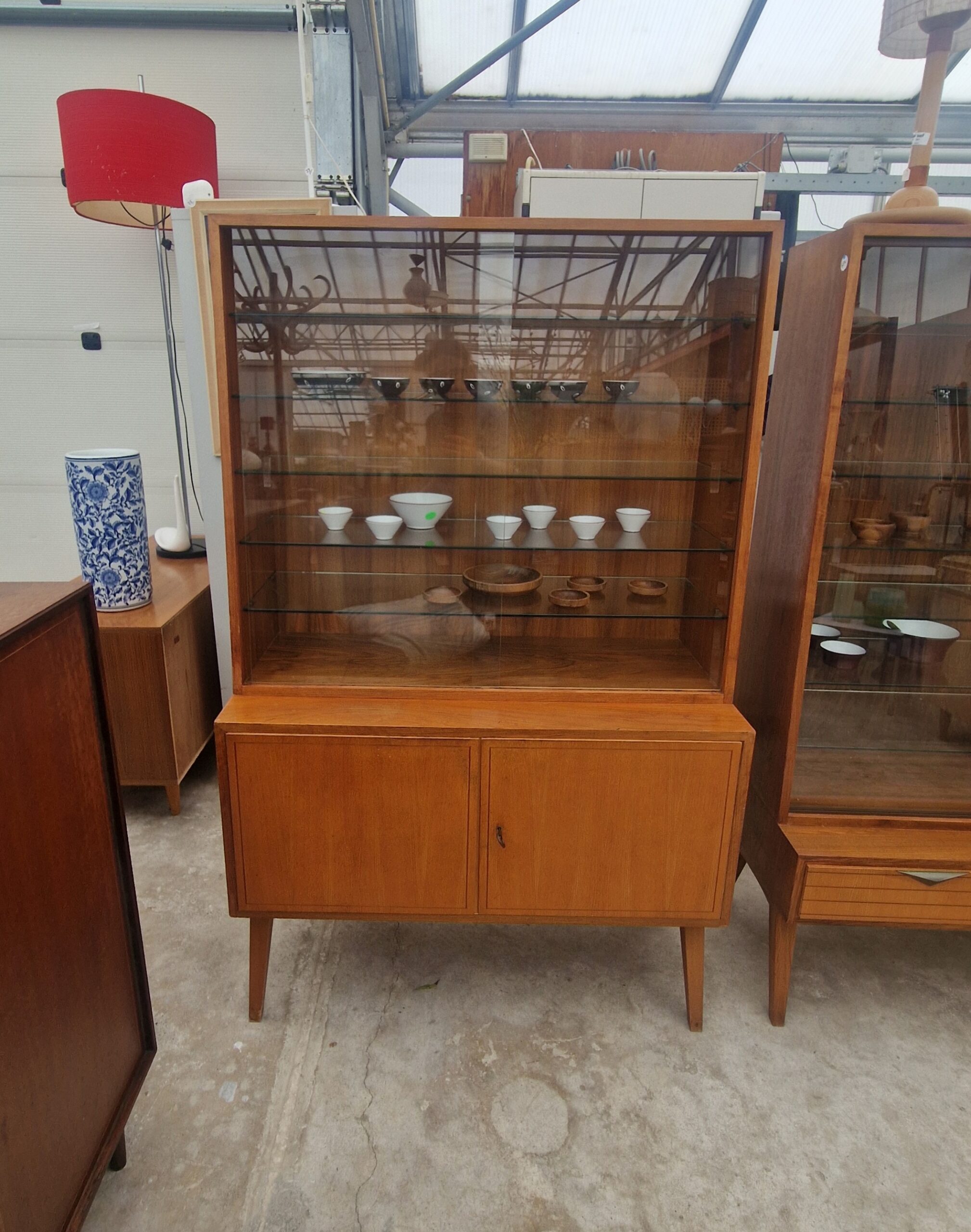 Twee vintage vitrinekasten 100cm met glazen platen - Afbeelding 15